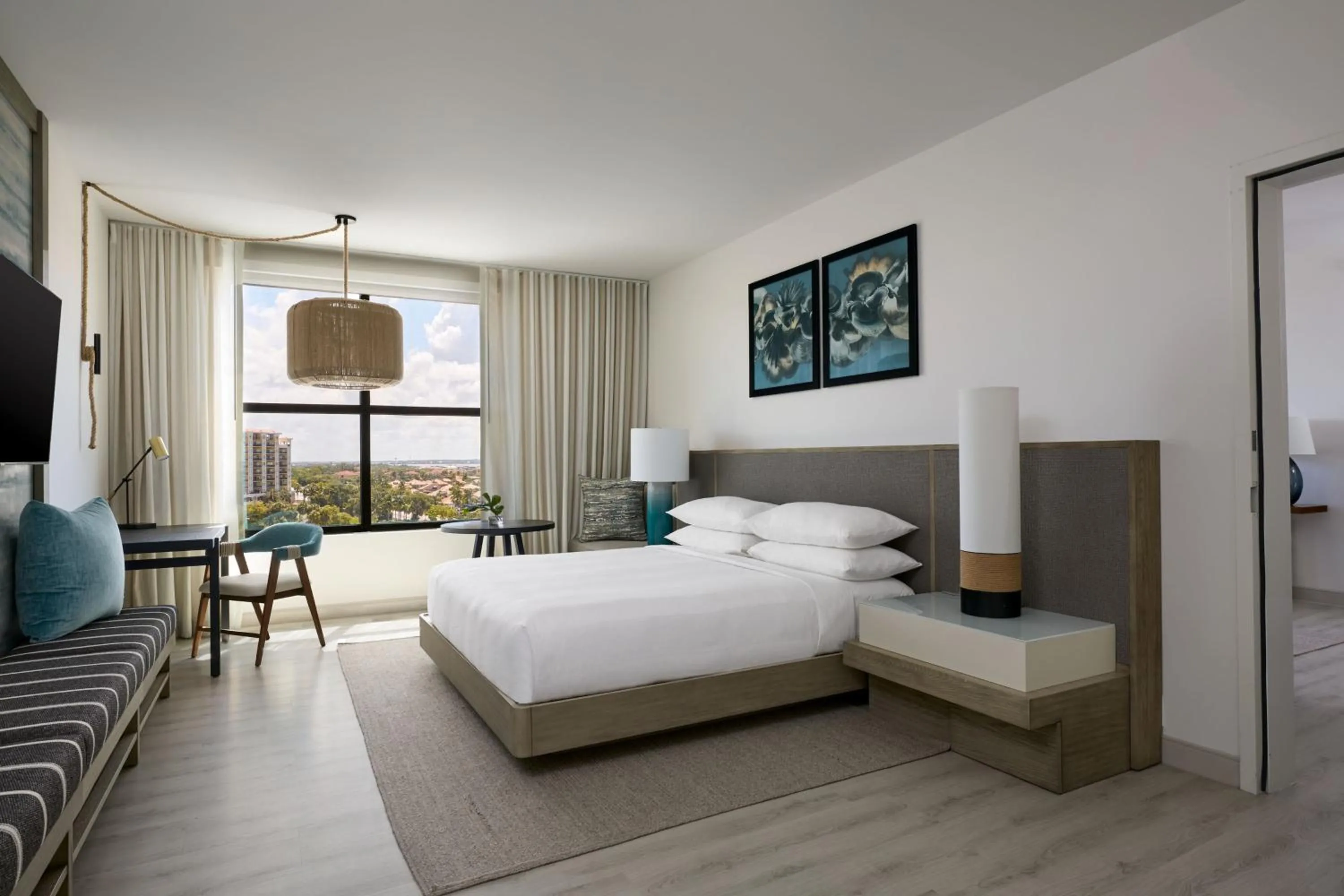 Photo of the whole room, Bed in Palmetto Marriott Resort & Spa