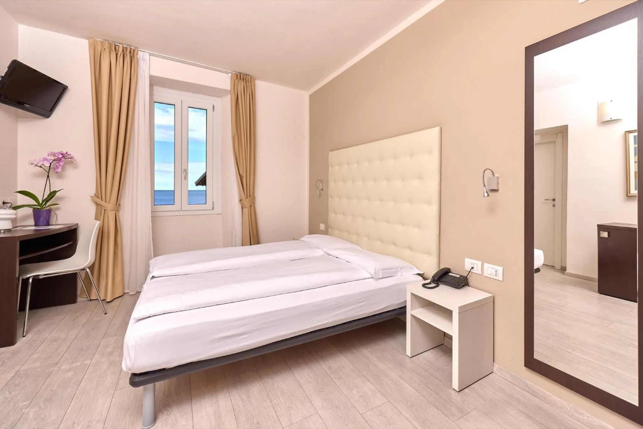 Bedroom, Bed in Hotel Geier