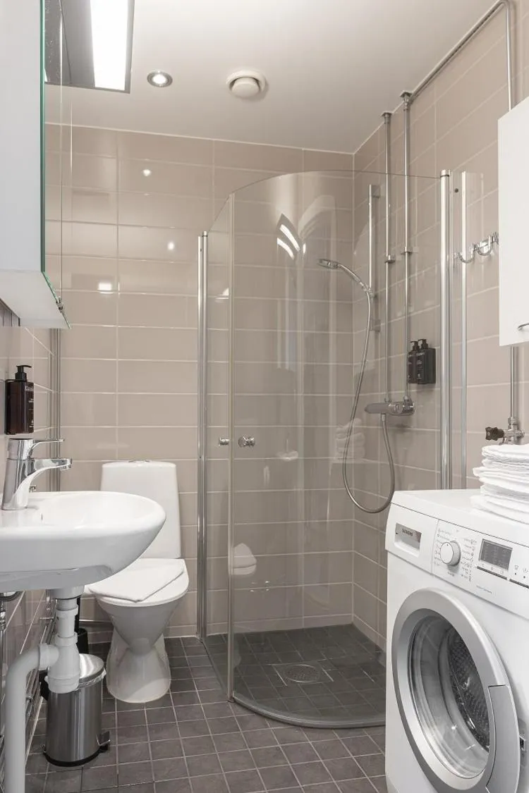 Shower in Live and Stay VR40