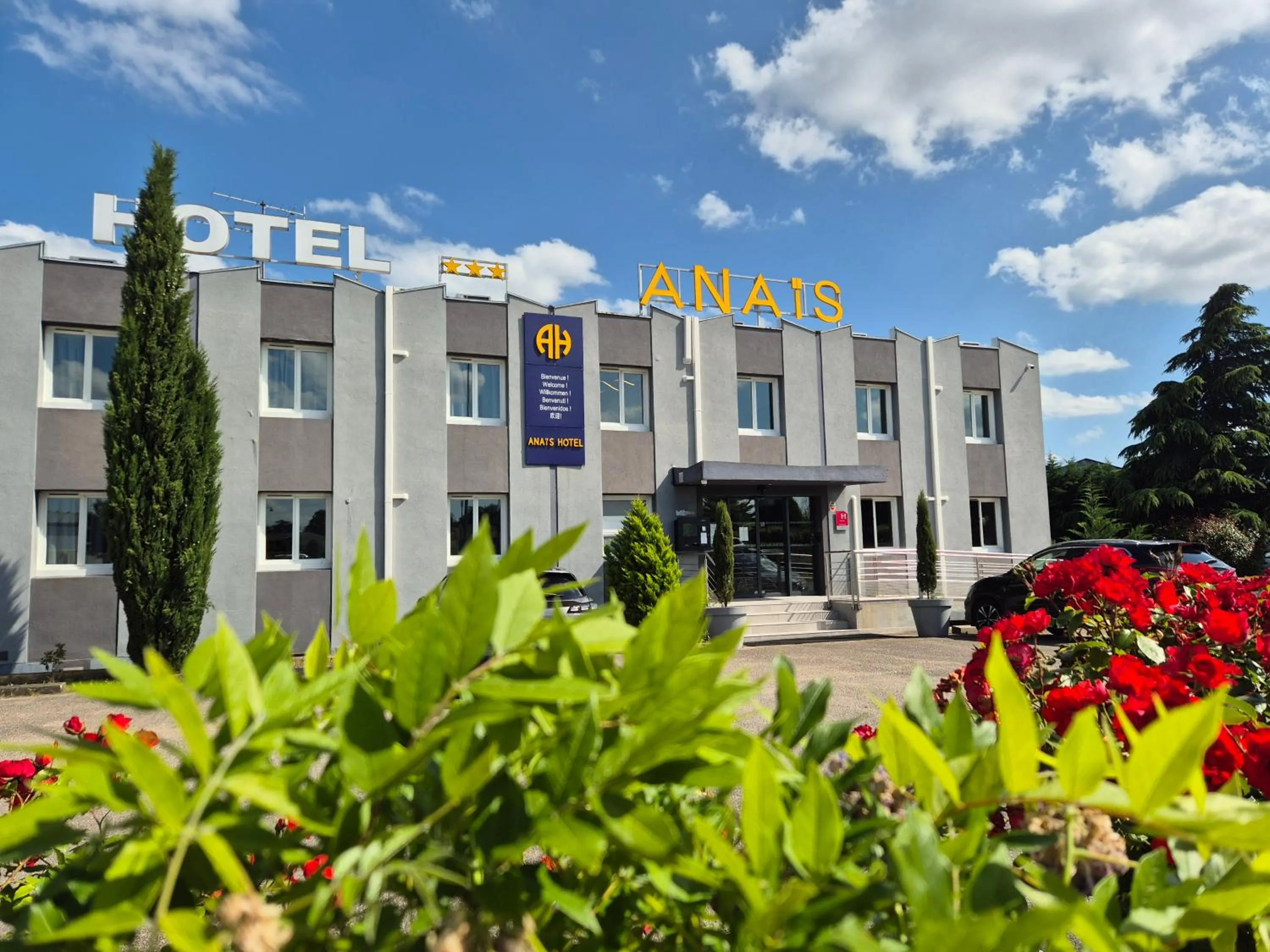 Property building in Anaïs Hôtel Bourges Nord Saint-Doulchard