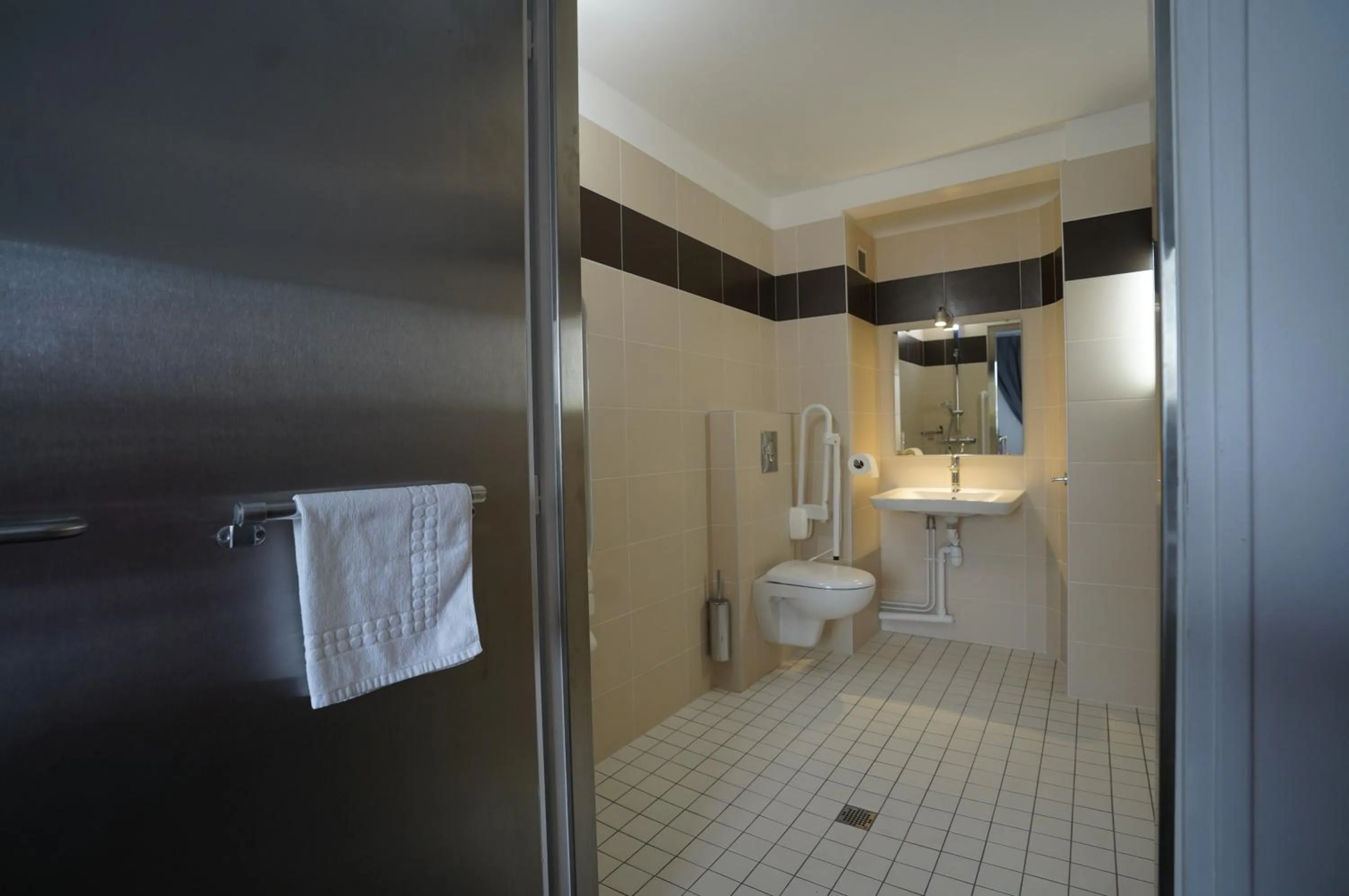 Toilet in Anaïs Hôtel Bourges Nord Saint-Doulchard