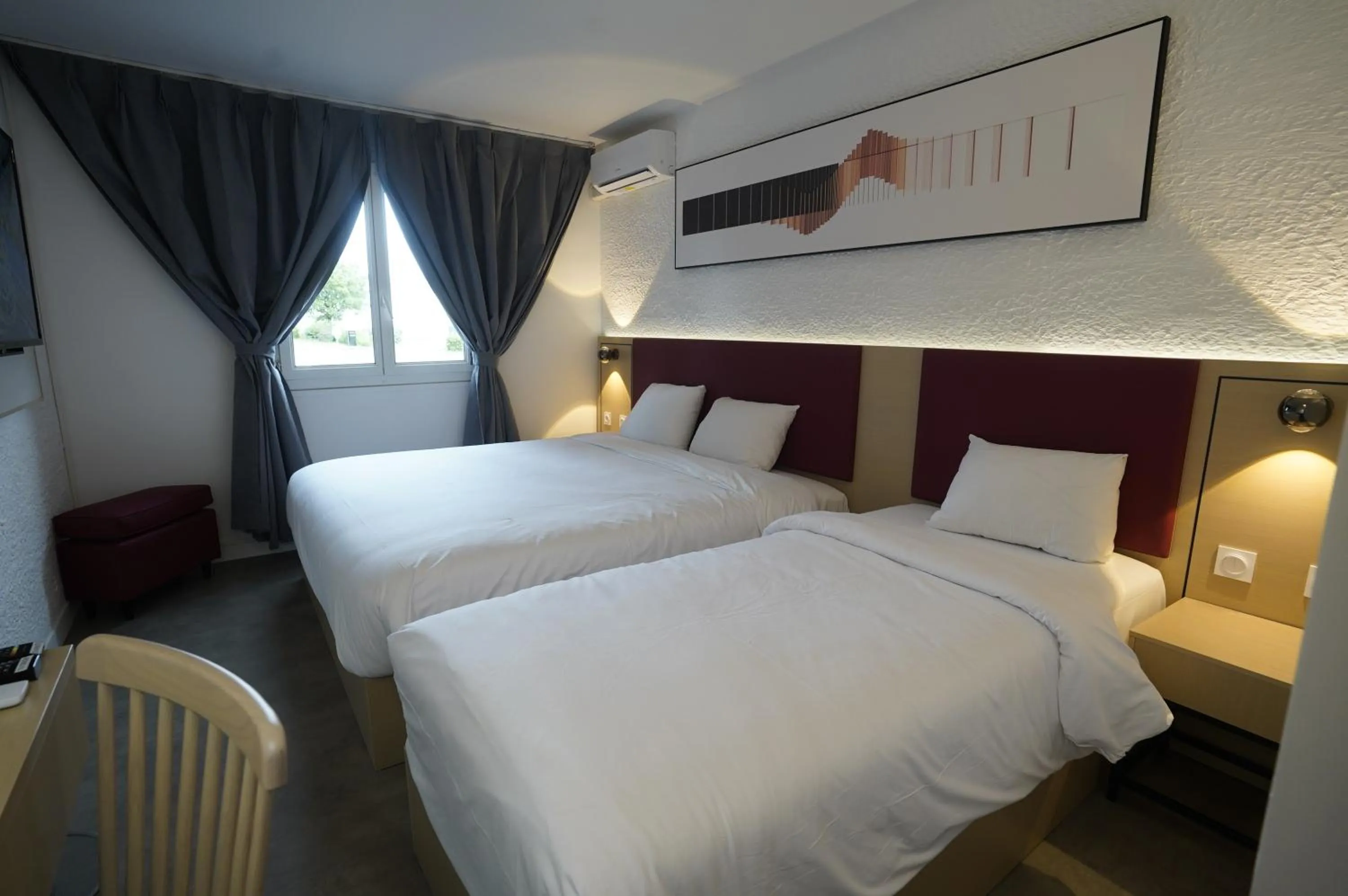 Bed in Anaïs Hôtel Bourges Nord Saint-Doulchard