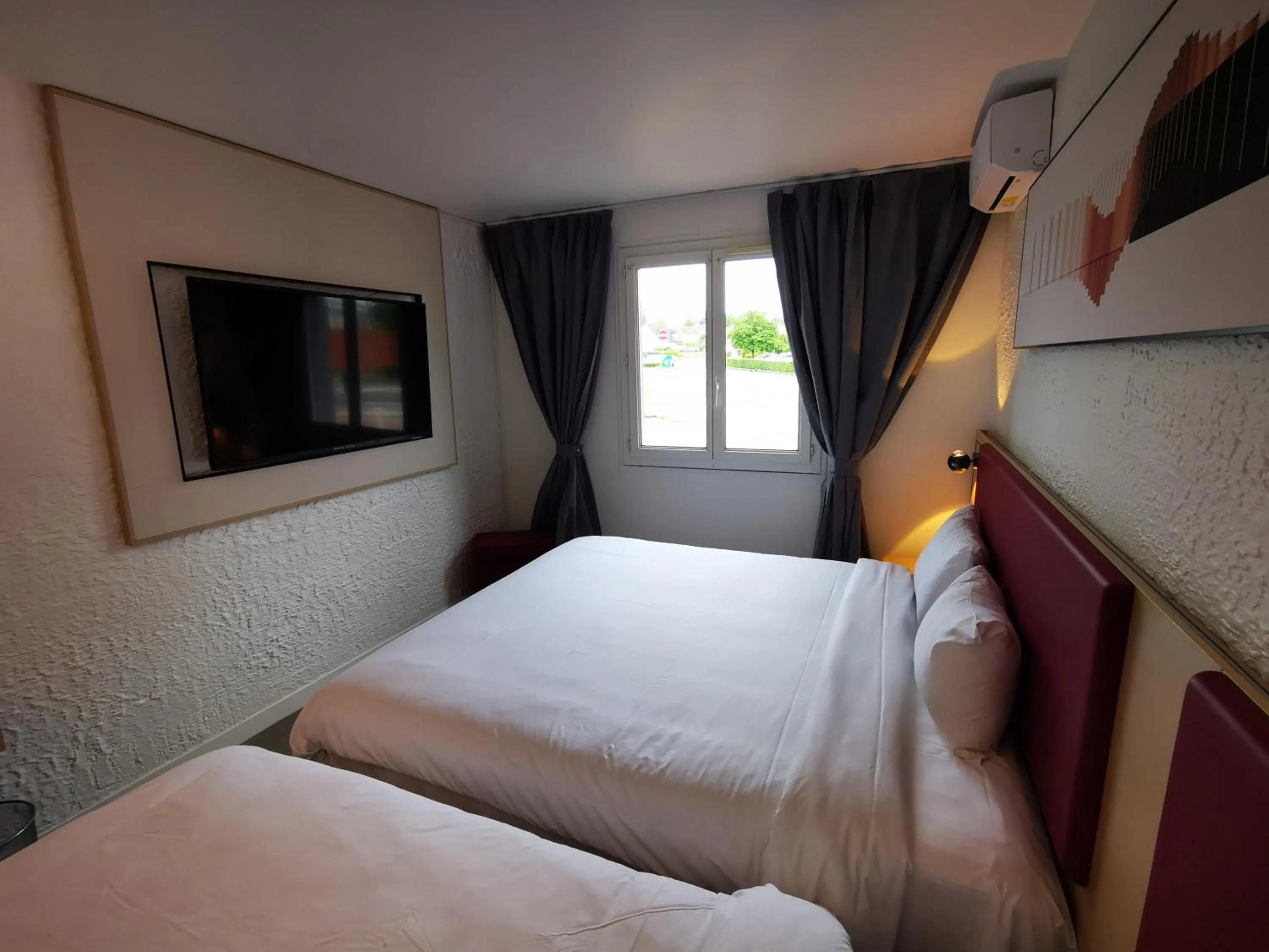 Bed in Anaïs Hôtel Bourges Nord Saint-Doulchard