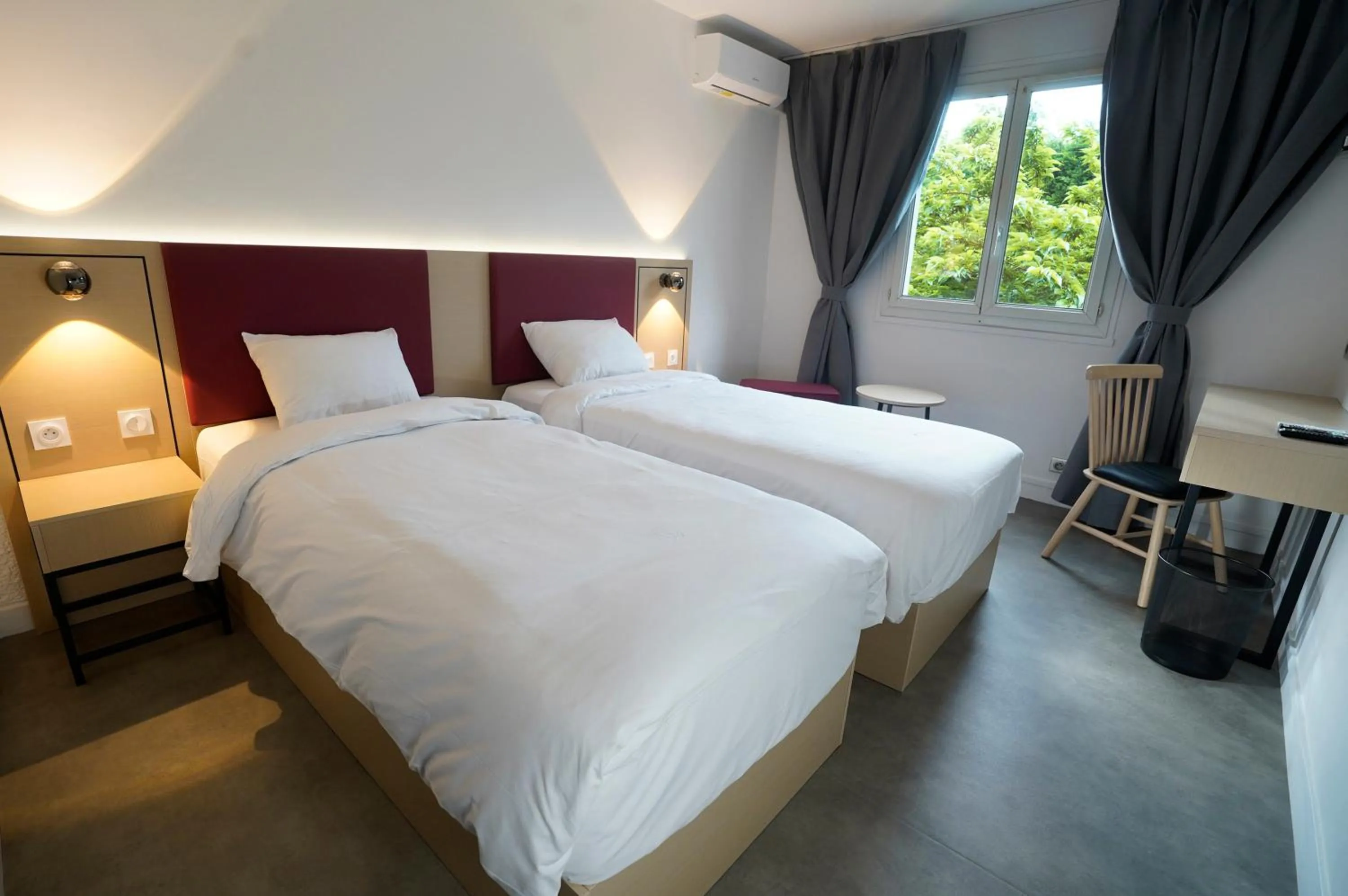 Bed in Anaïs Hôtel Bourges Nord Saint-Doulchard