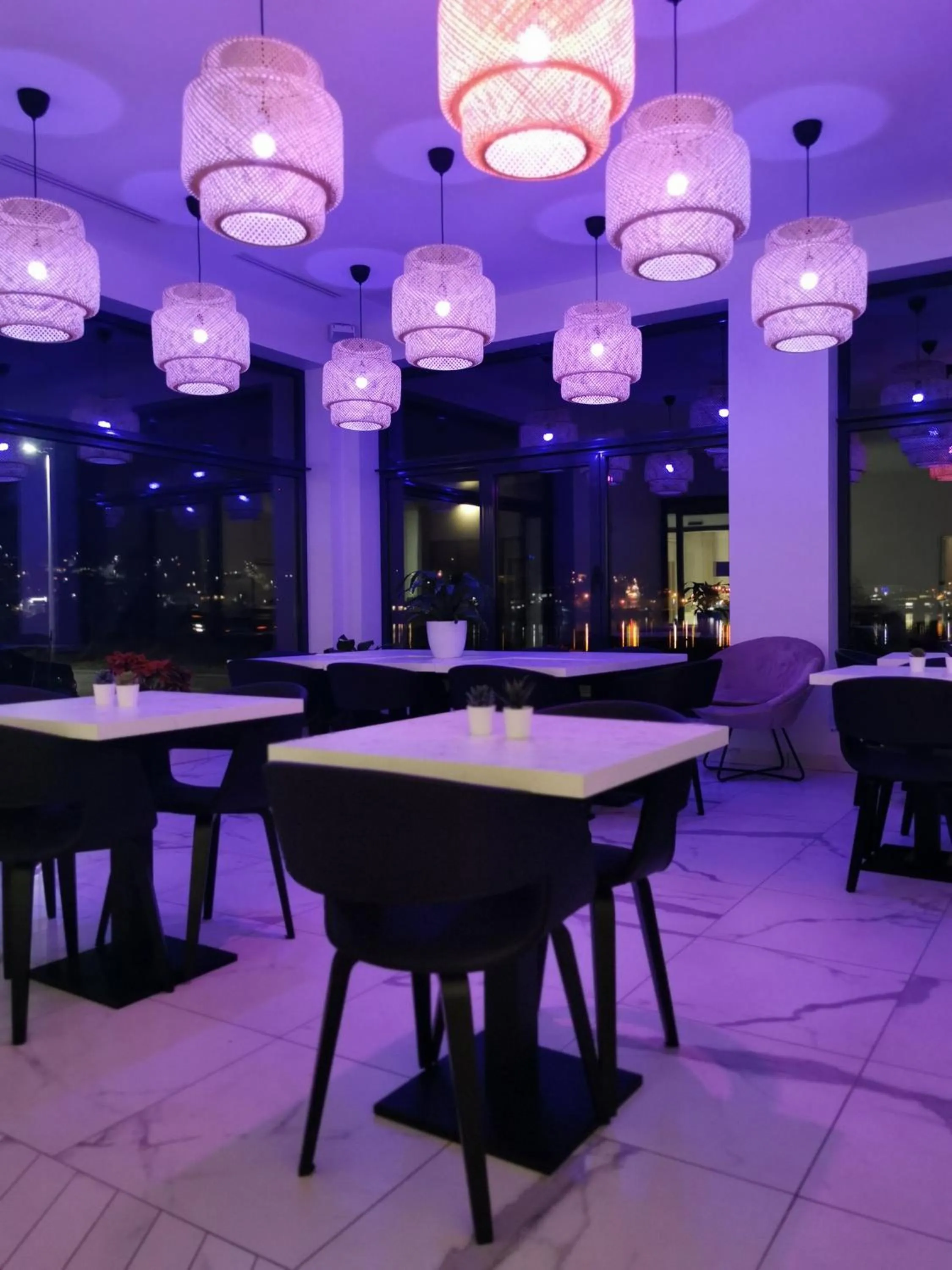 Restaurant/places to eat in Les Terrasses du Port
