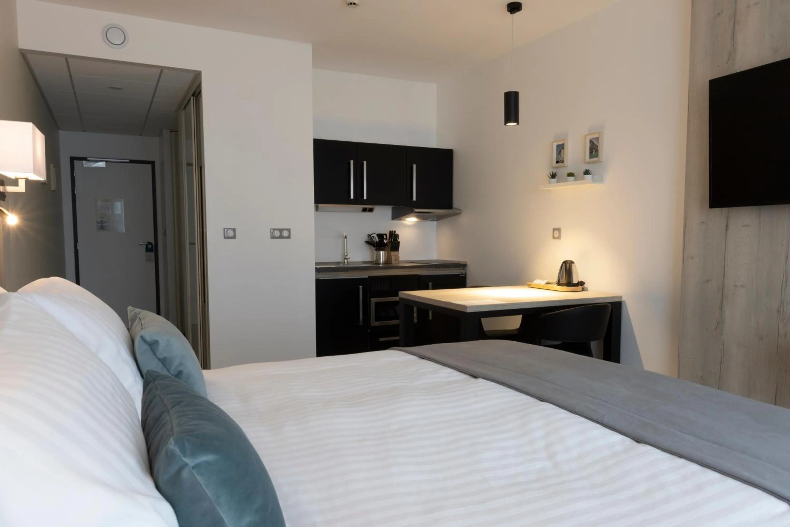 Kitchen or kitchenette, Bed in Les Terrasses du Port