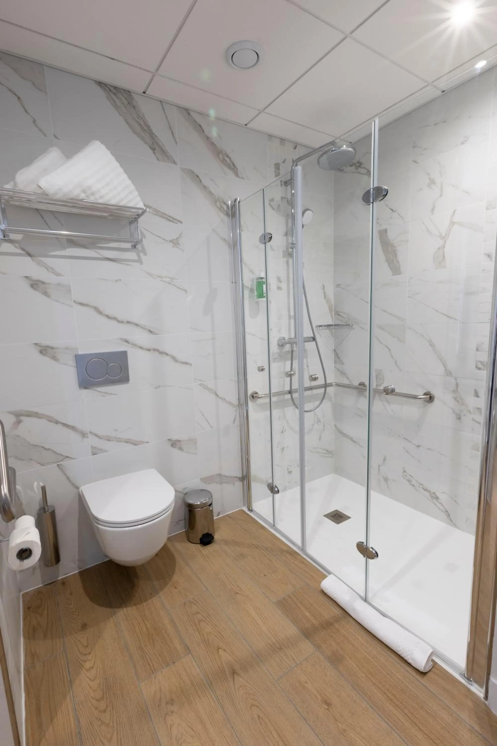 Shower in Les Terrasses du Port
