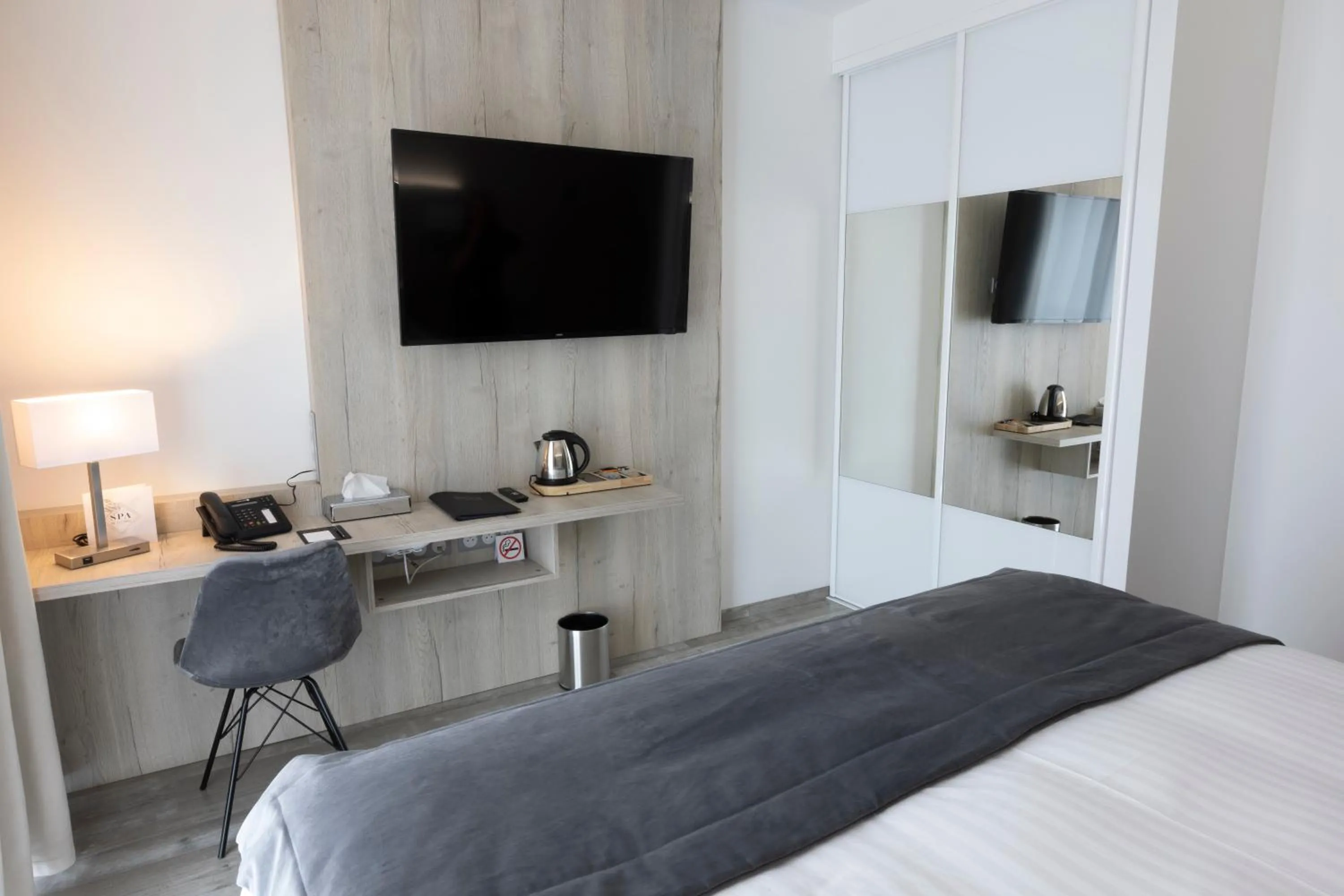 Bedroom, Bed in Les Terrasses du Port