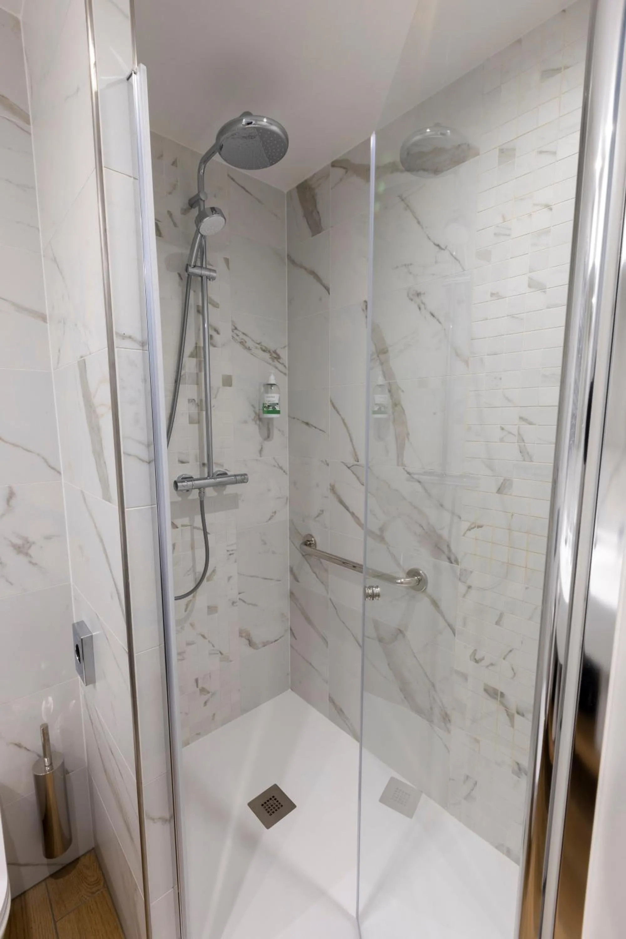 Shower in Les Terrasses du Port