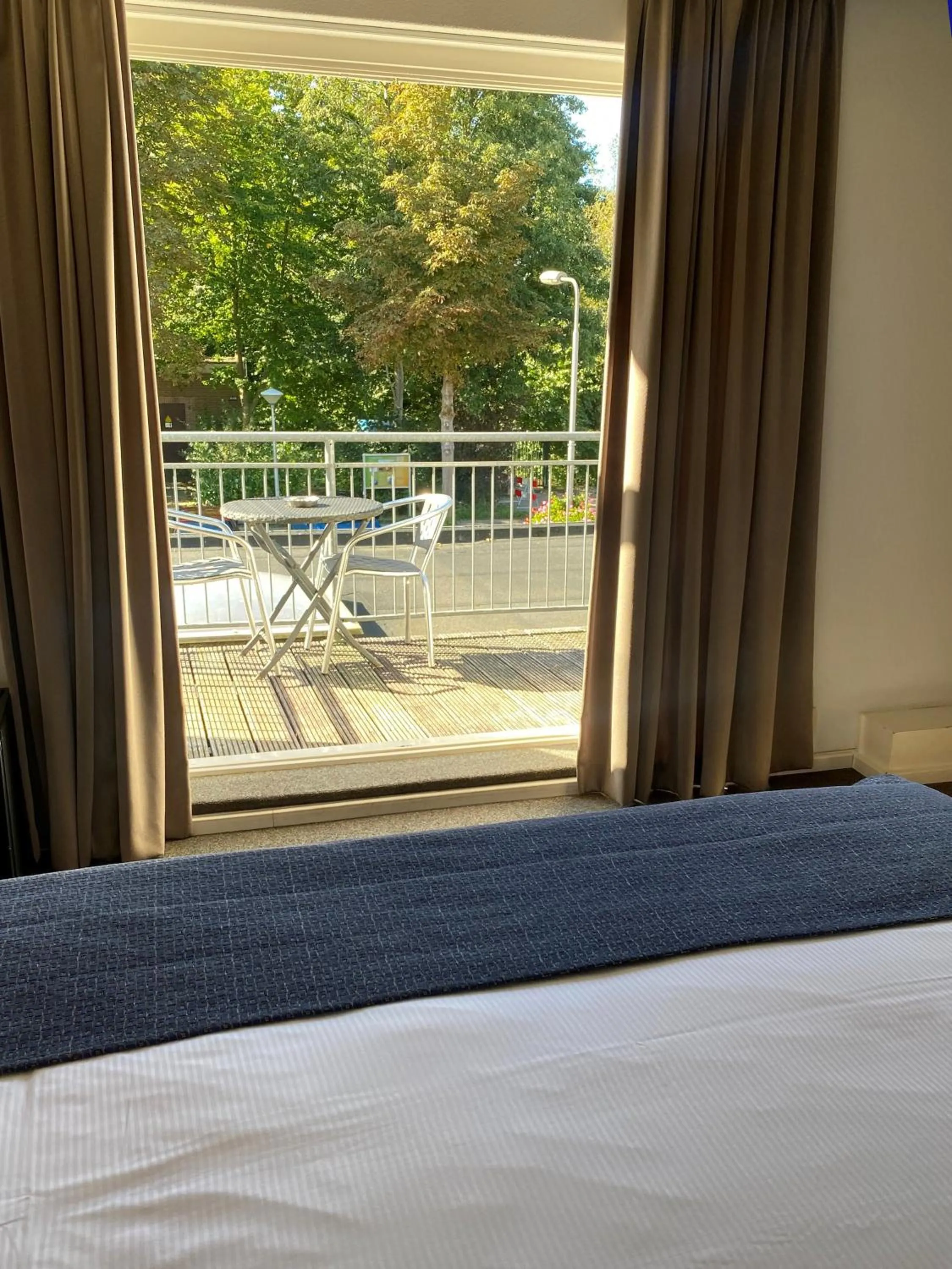 Balcony/Terrace, Bed in Hotel and Restaurant van Saaze