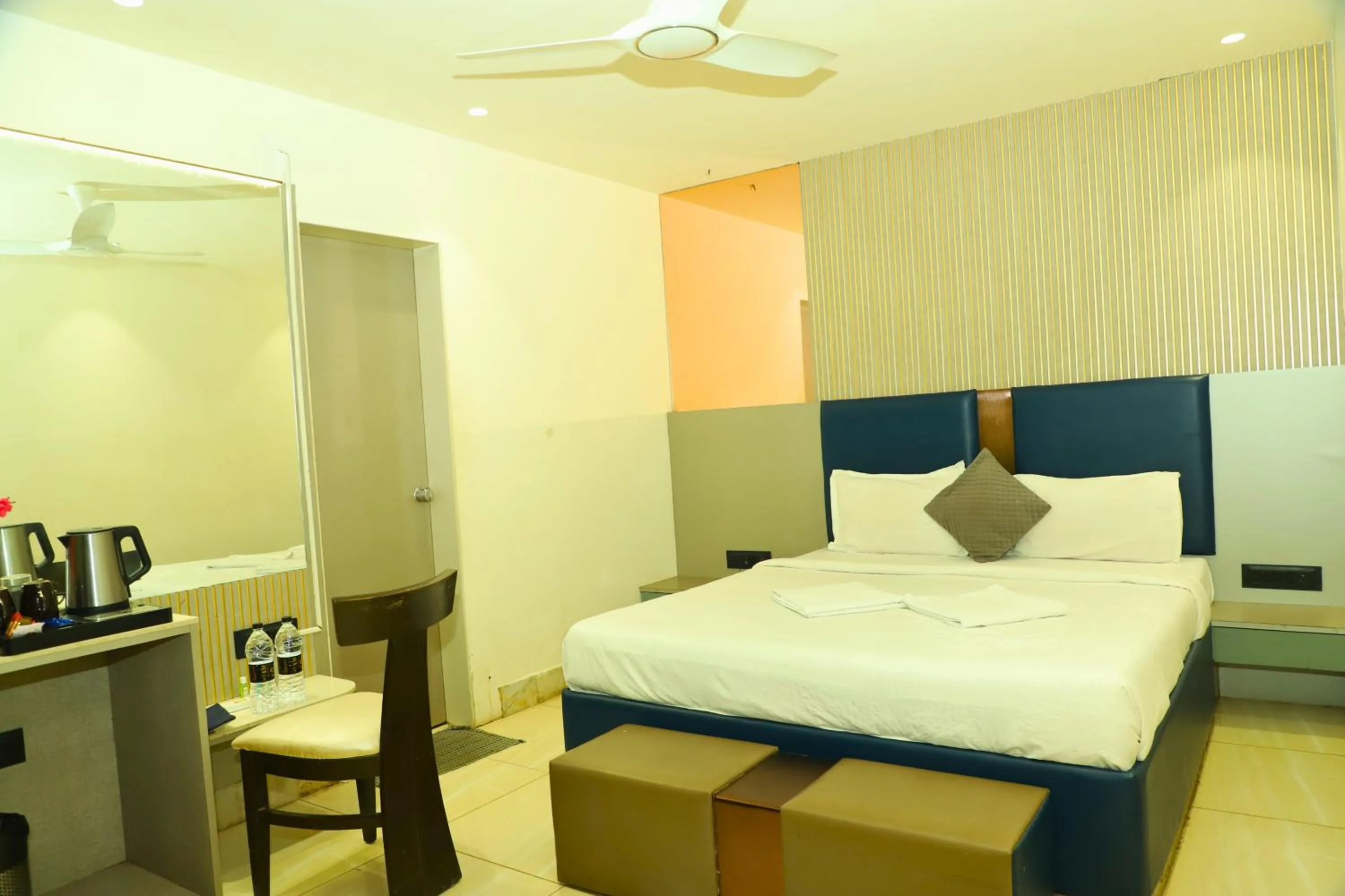 Bed in Hotel Shirdi Park Inn 80 Meters From Sai Samadhi Temple