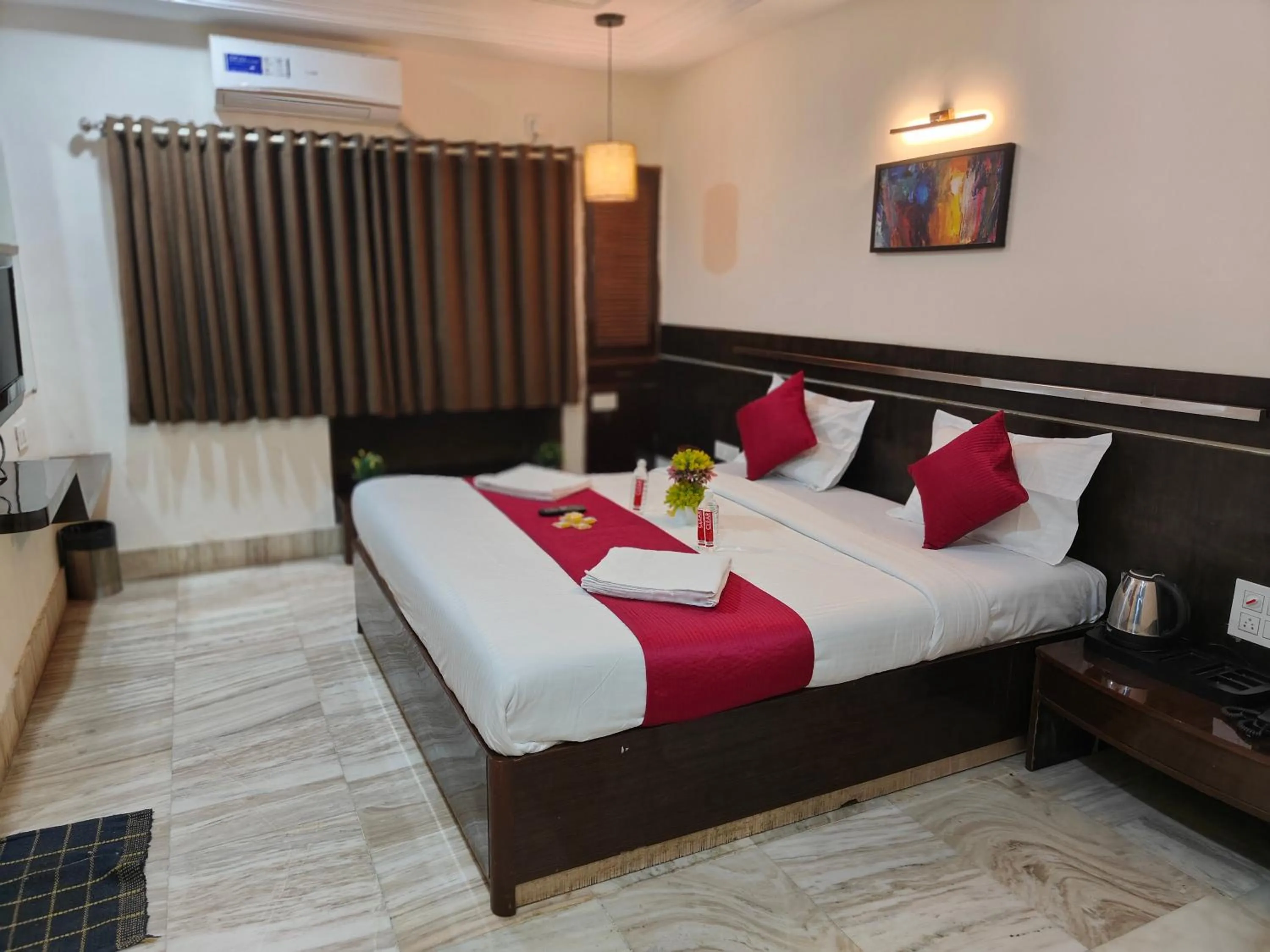 Bed in Hotel Shirdi Park Inn 80 Meters From Sai Samadhi Temple