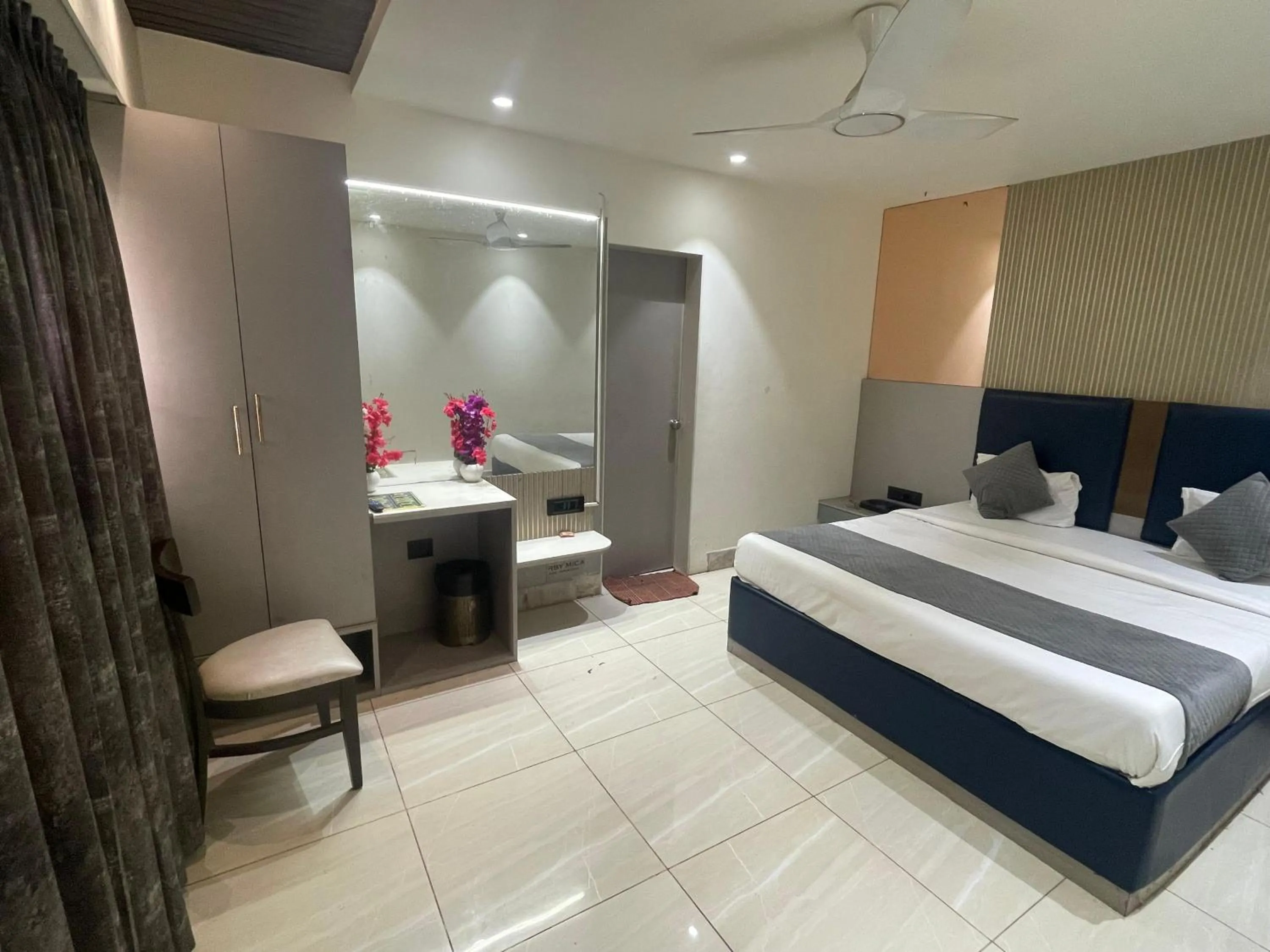 Bed in Hotel Shirdi Park Inn 80 Meters From Sai Samadhi Temple