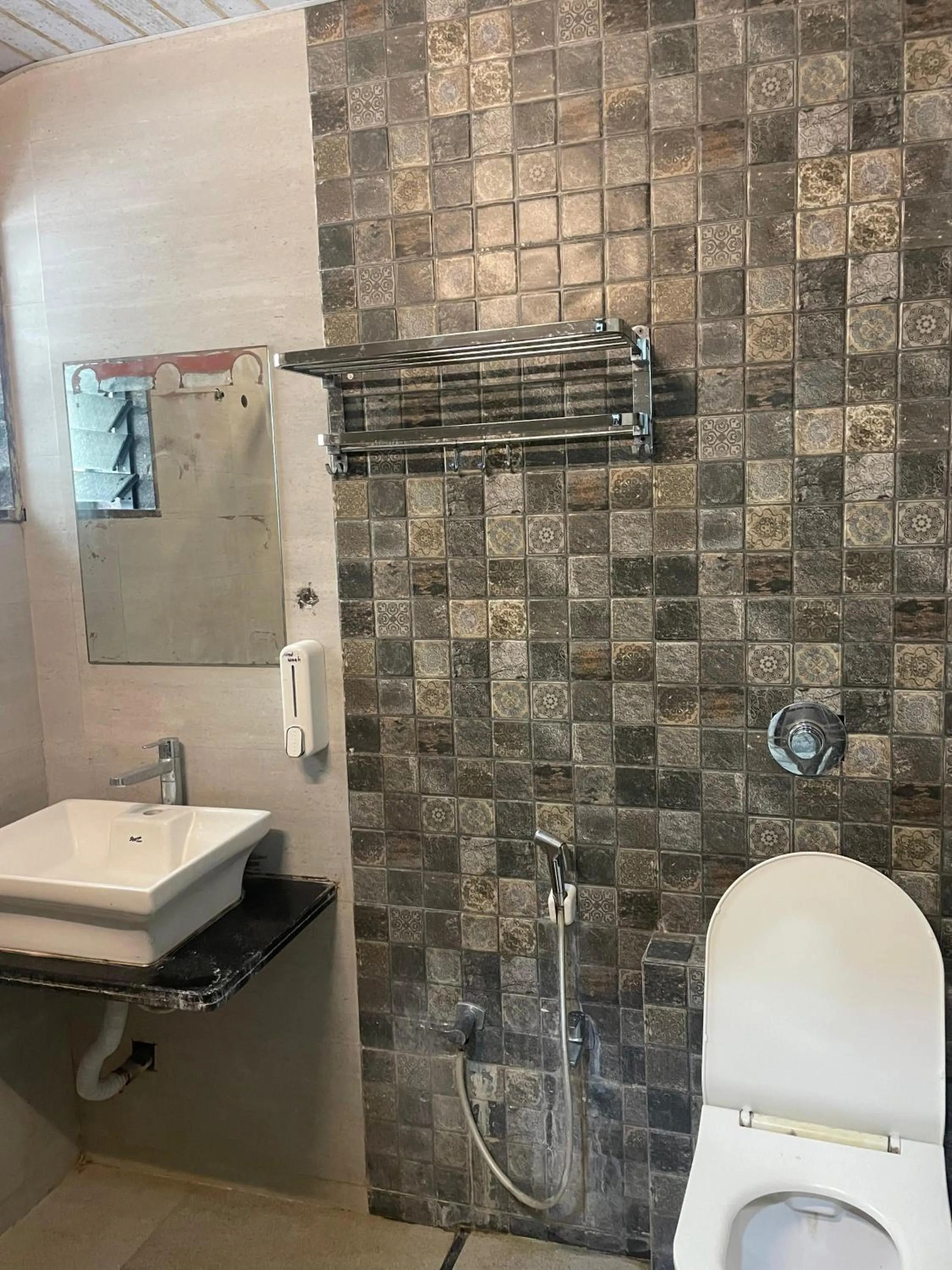 Shower in Hotel Shirdi Park Inn 80 Meters From Sai Samadhi Temple