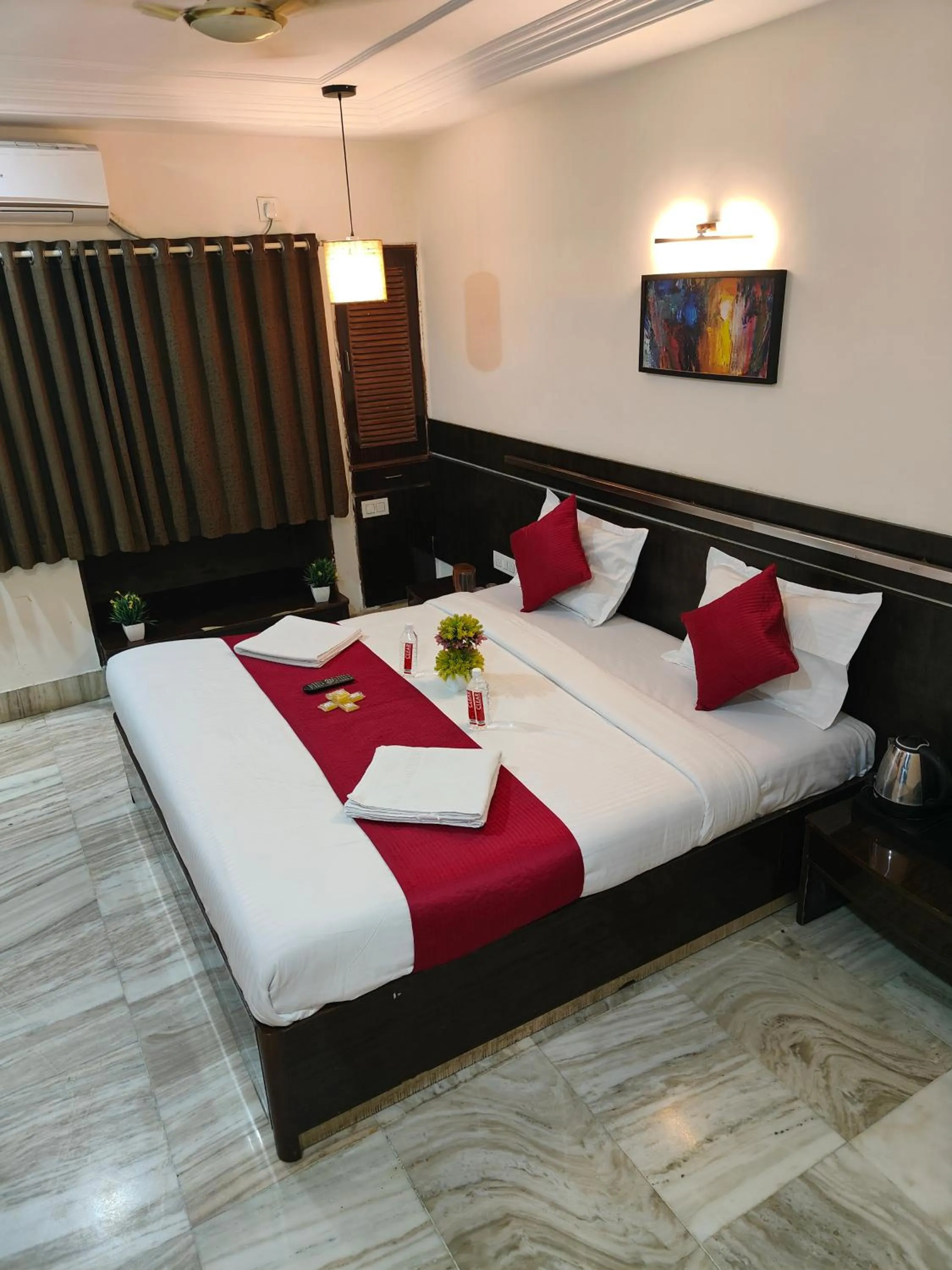 Bed in Hotel Shirdi Park Inn 80 Meters From Sai Samadhi Temple