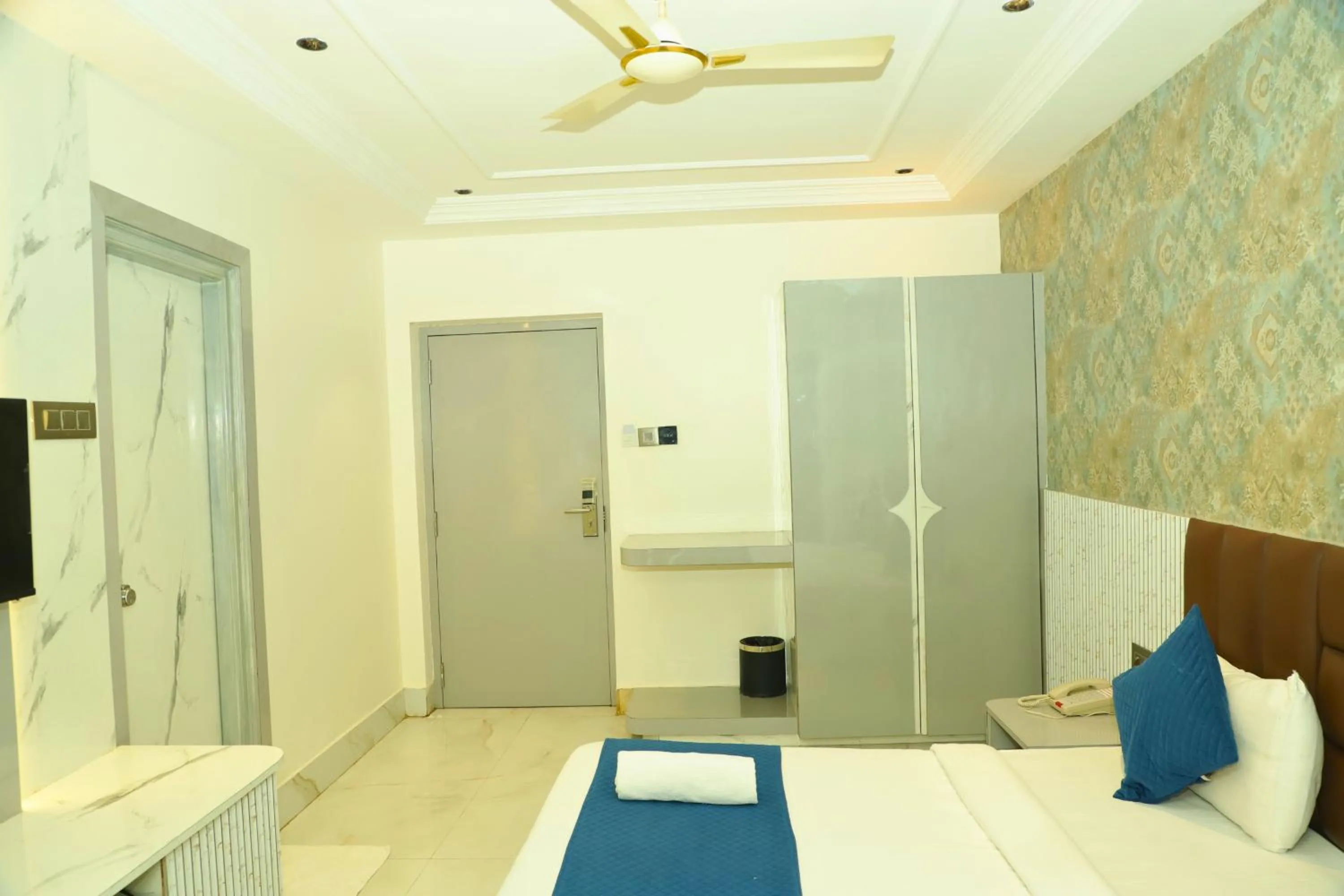 Bed in Hotel Shirdi Park Inn 80 Meters From Sai Samadhi Temple