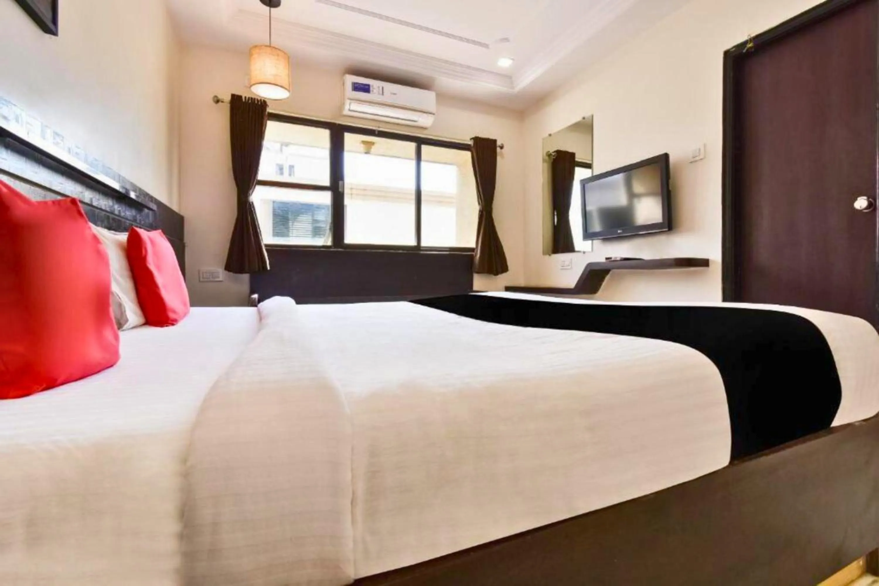 Bed in Hotel Shirdi Park Inn 80 Meters From Sai Samadhi Temple