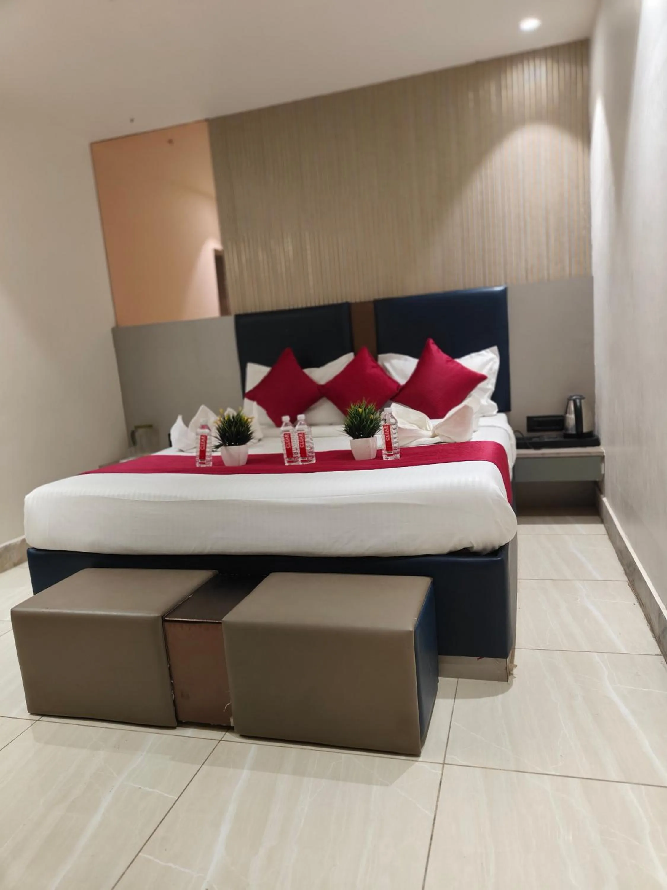 Bed in Hotel Shirdi Park Inn 80 Meters From Sai Samadhi Temple