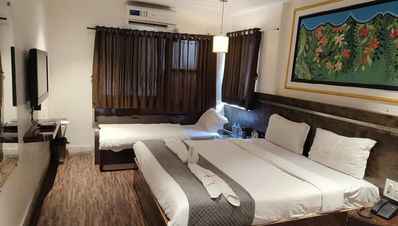 Bed in Hotel Shirdi Park Inn 80 Meters From Sai Samadhi Temple