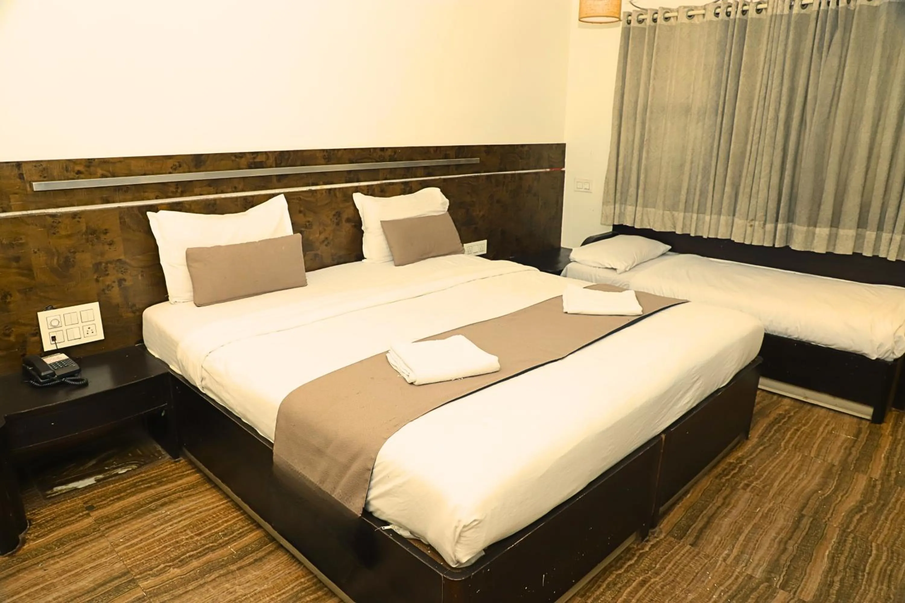 Bed in Hotel Shirdi Park Inn 80 Meters From Sai Samadhi Temple