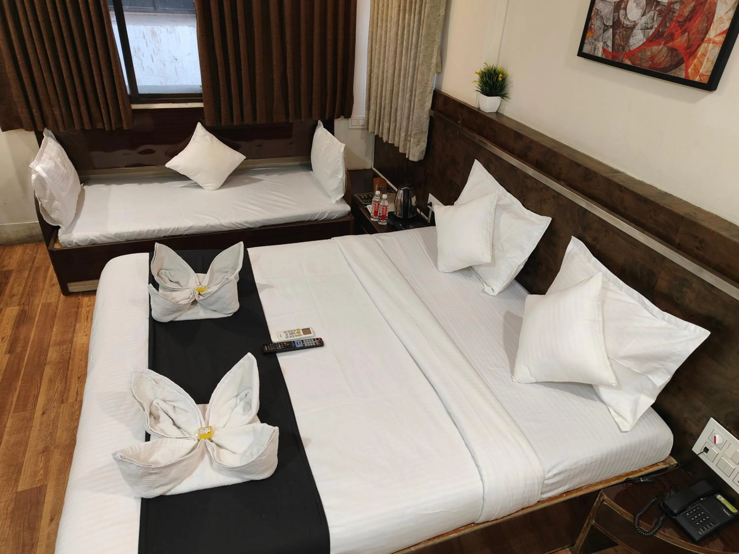 Bed in Hotel Shirdi Park Inn 80 Meters From Sai Samadhi Temple
