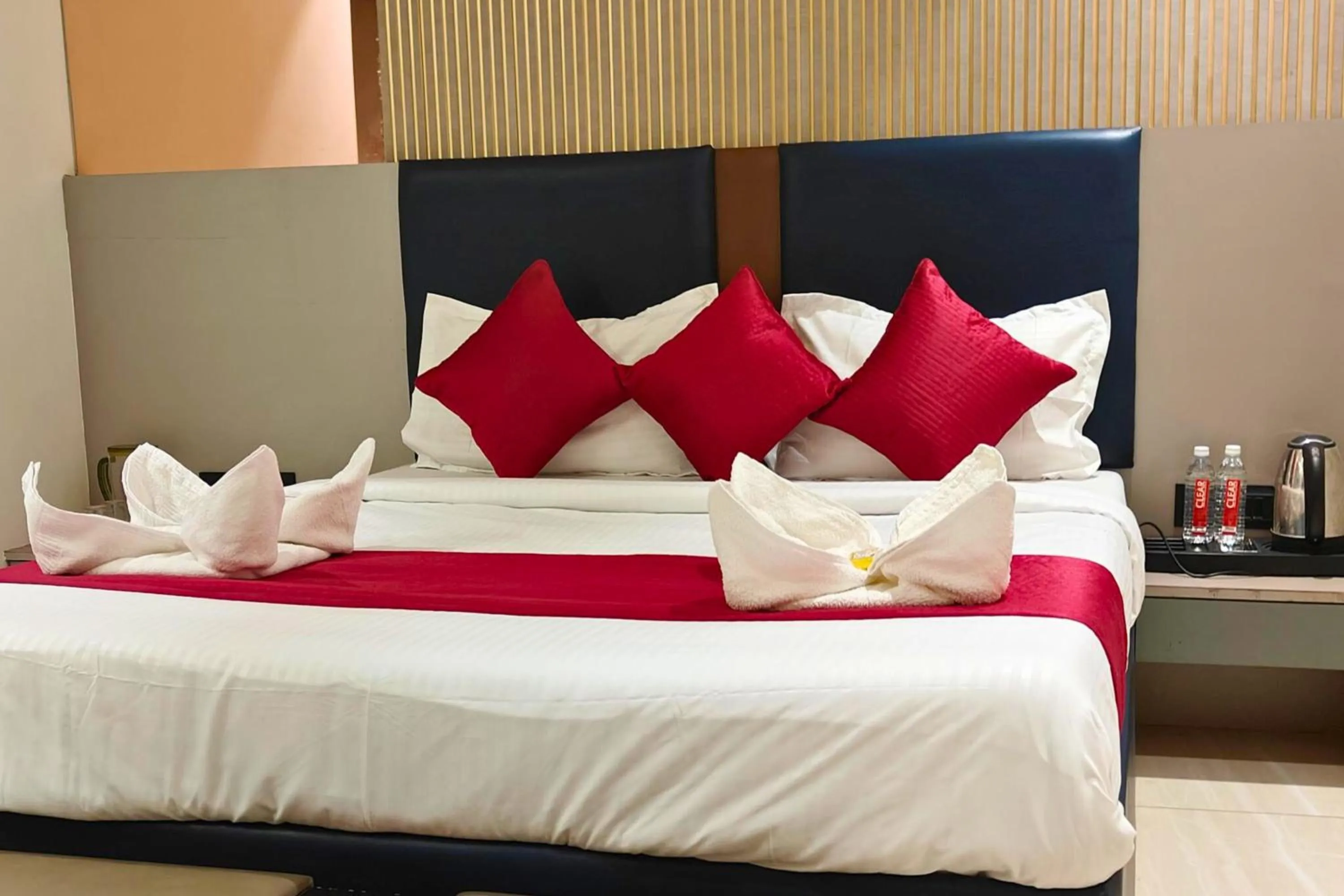 Bed in Hotel Shirdi Park Inn 80 Meters From Sai Samadhi Temple