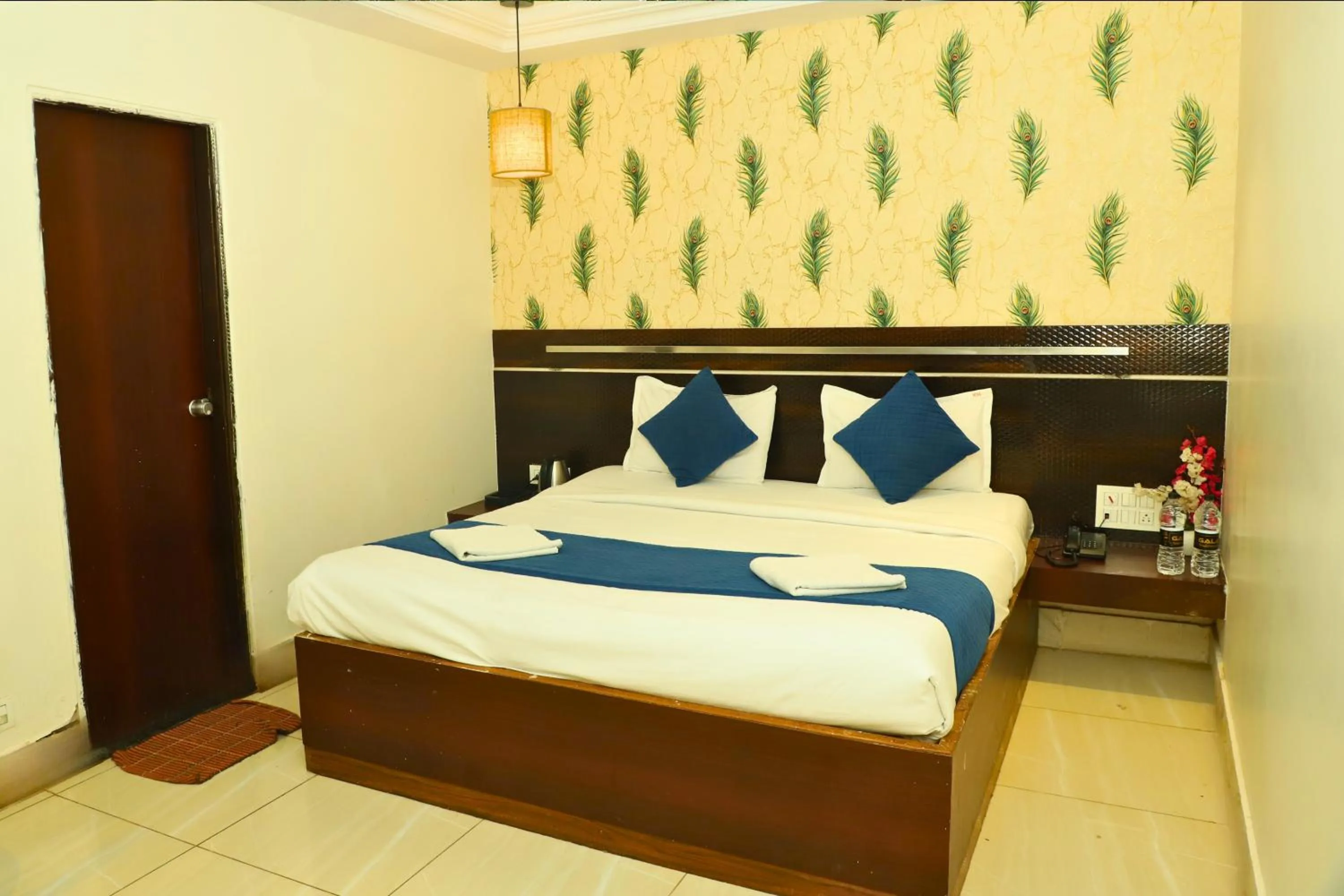 Bed in Hotel Shirdi Park Inn 80 Meters From Sai Samadhi Temple