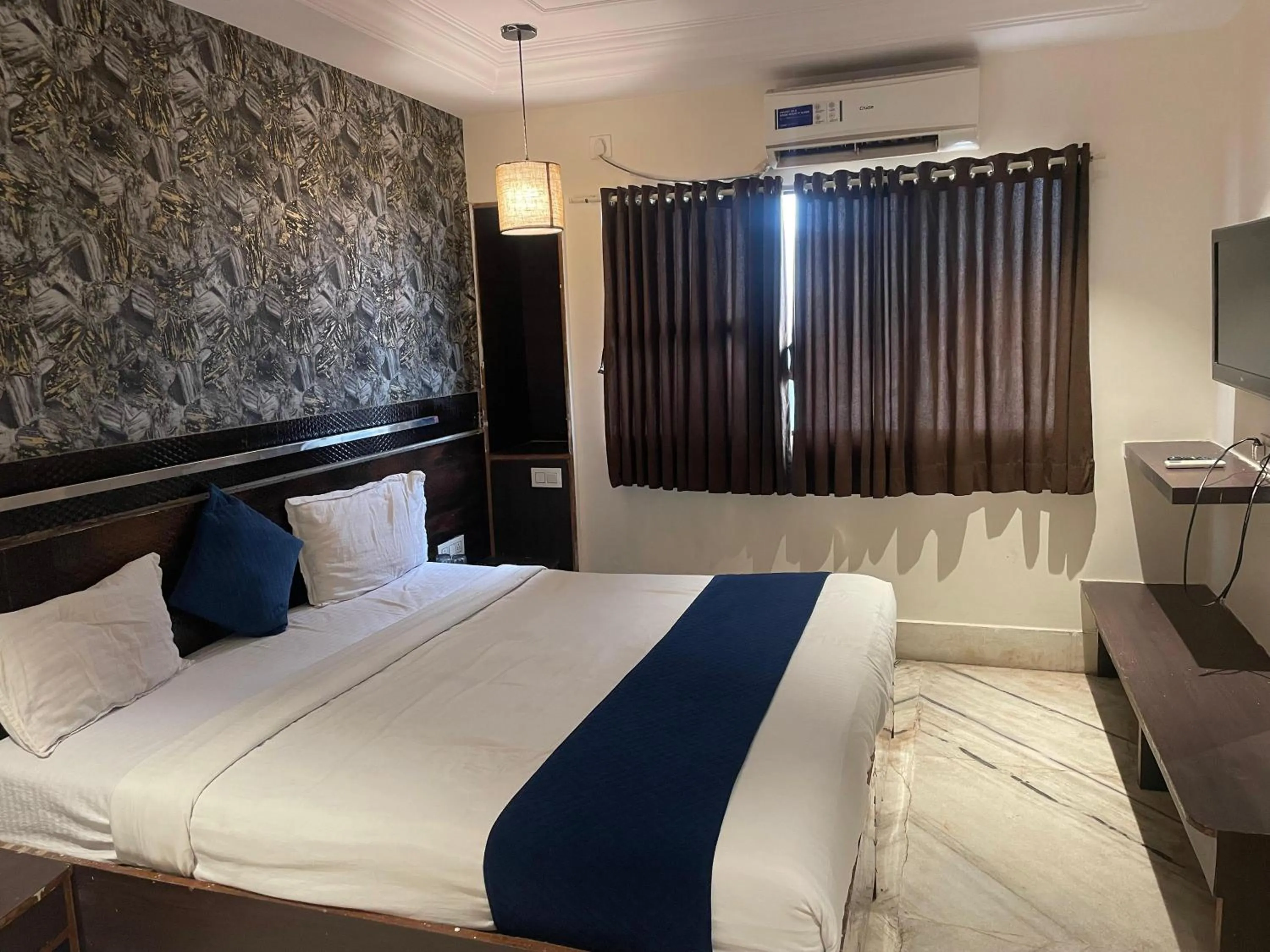 Bed in Hotel Shirdi Park Inn 80 Meters From Sai Samadhi Temple