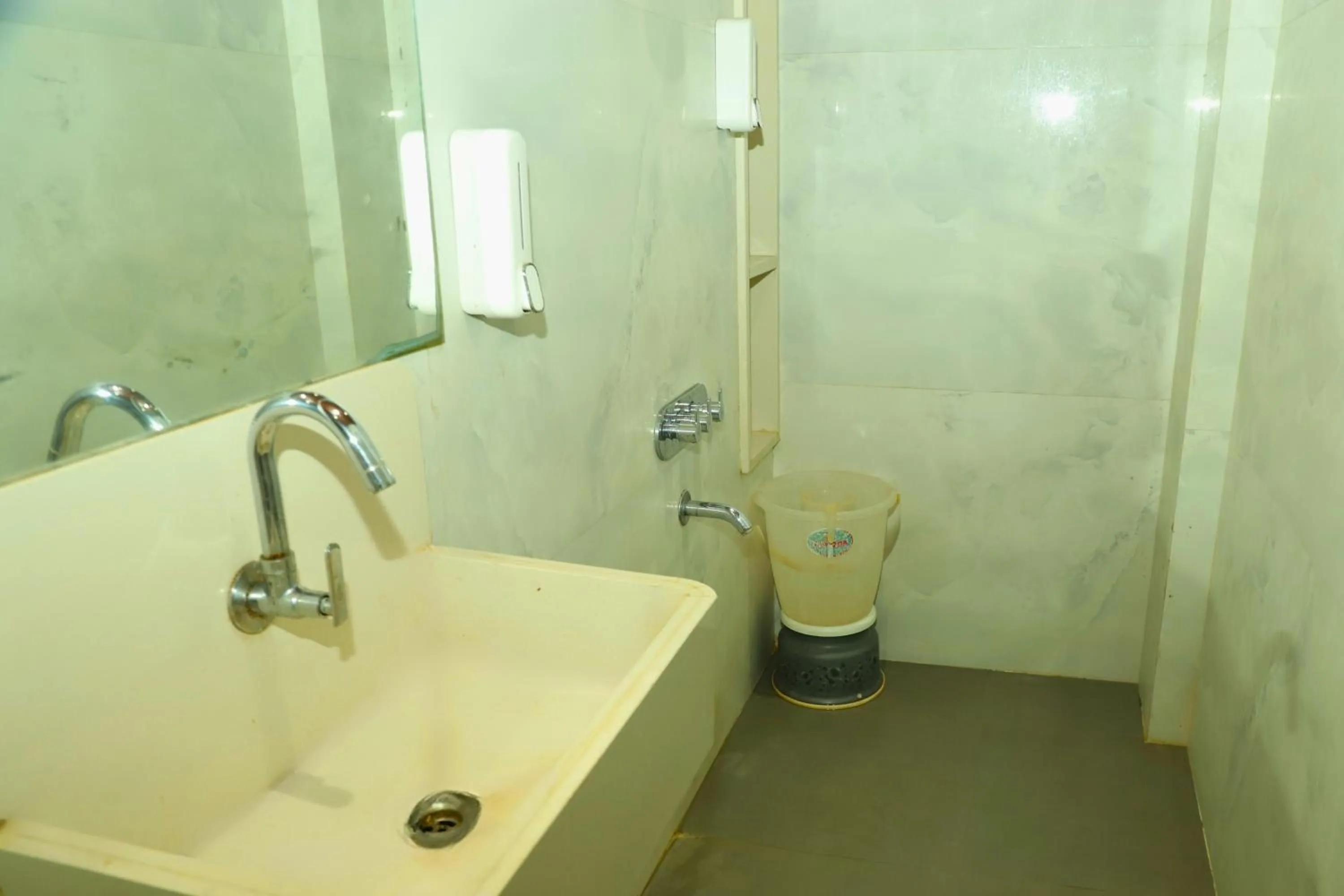 Shower in Hotel Shirdi Park Inn 80 Meters From Sai Samadhi Temple