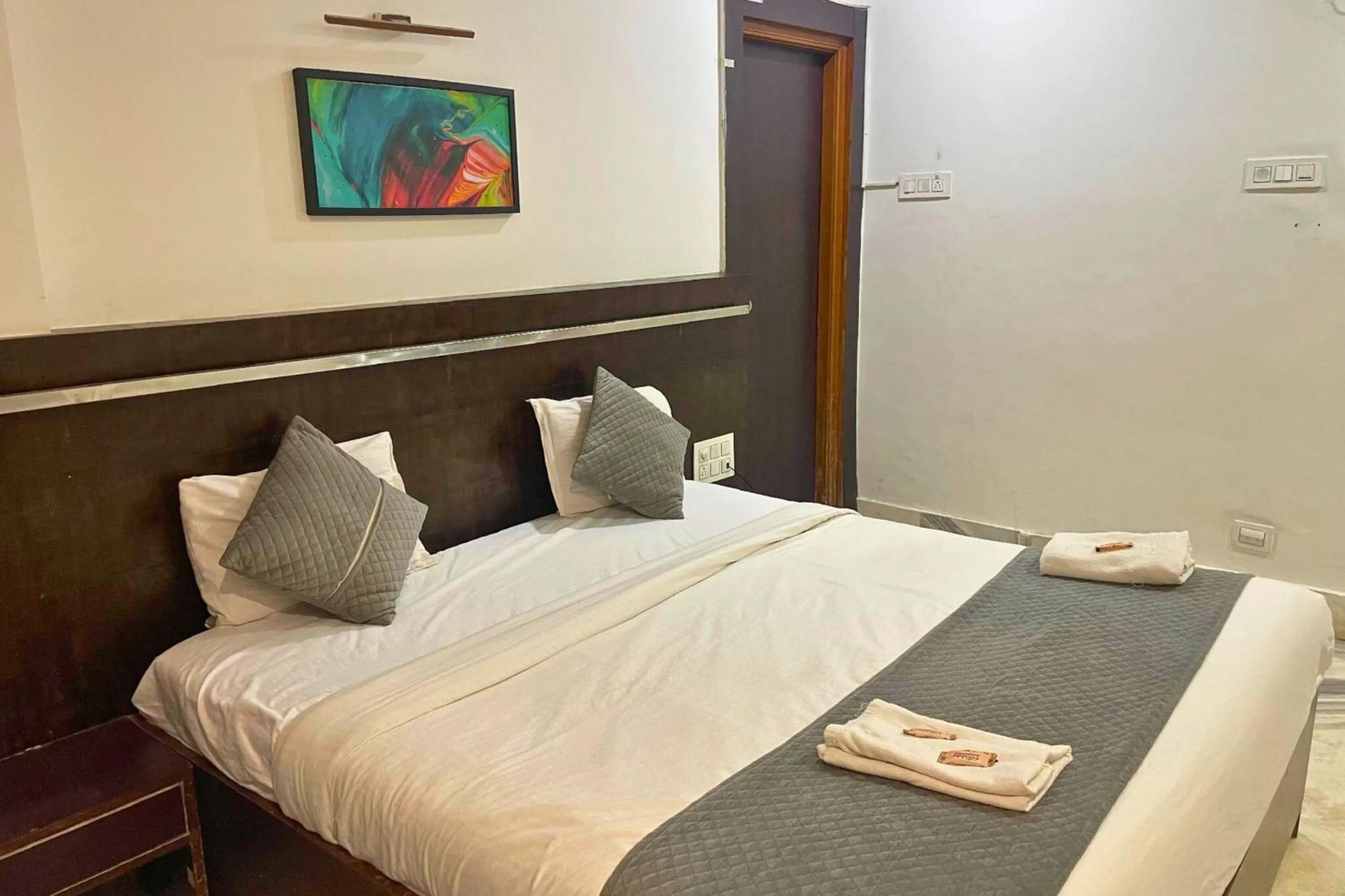 Bed in Hotel Shirdi Park Inn 80 Meters From Sai Samadhi Temple