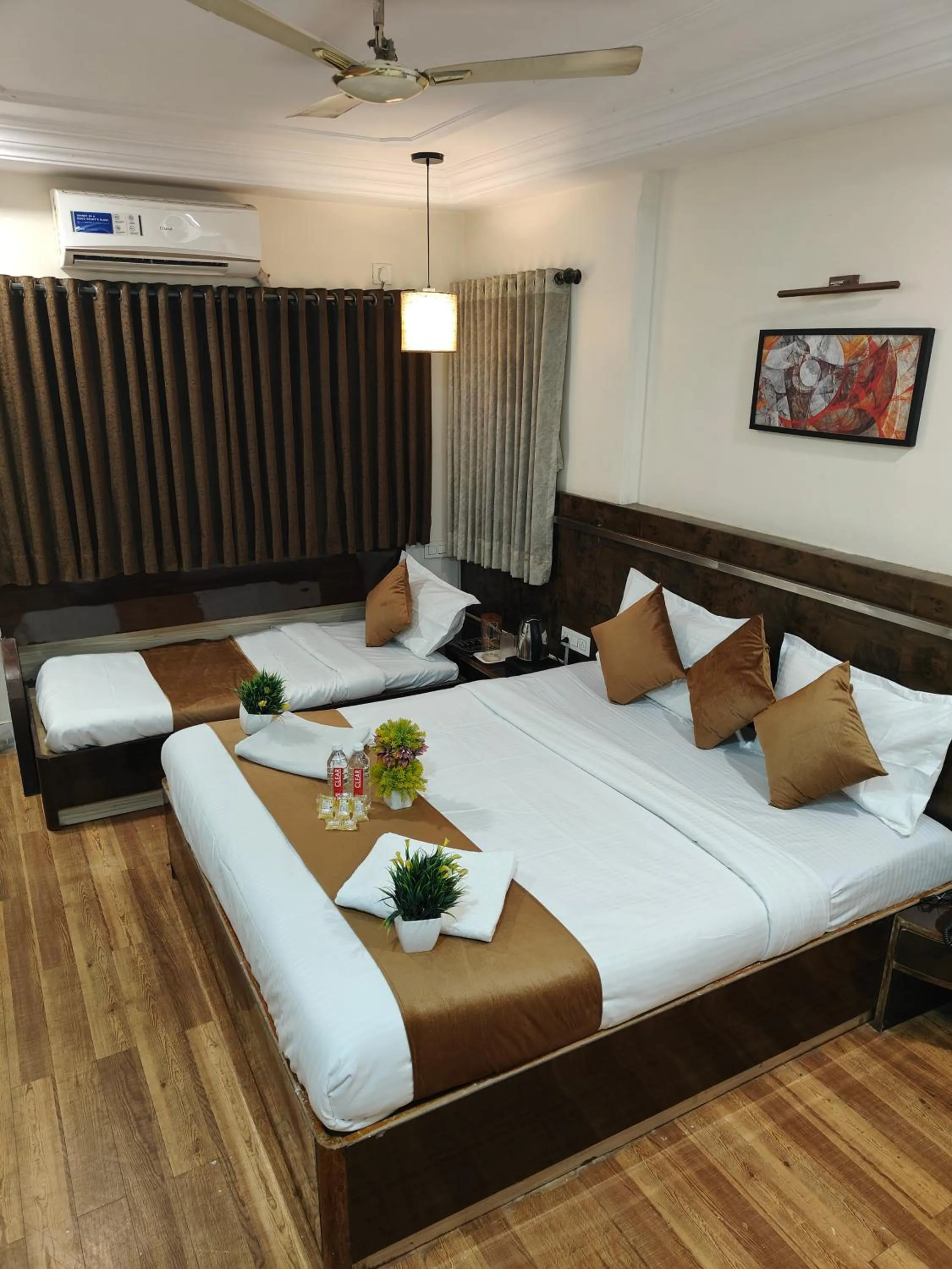 Bed in Hotel Shirdi Park Inn 80 Meters From Sai Samadhi Temple