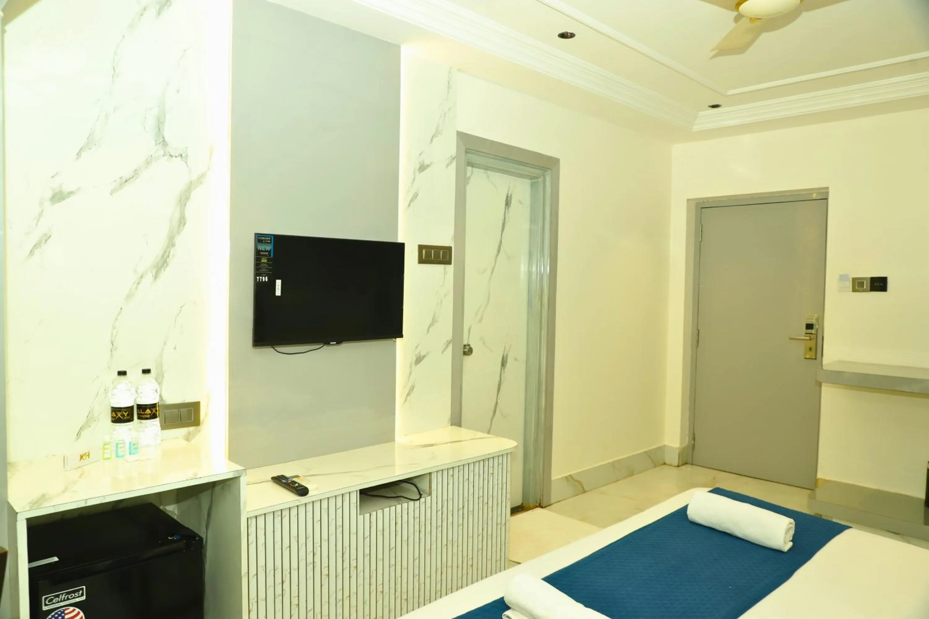 Bed in Hotel Shirdi Park Inn 80 Meters From Sai Samadhi Temple