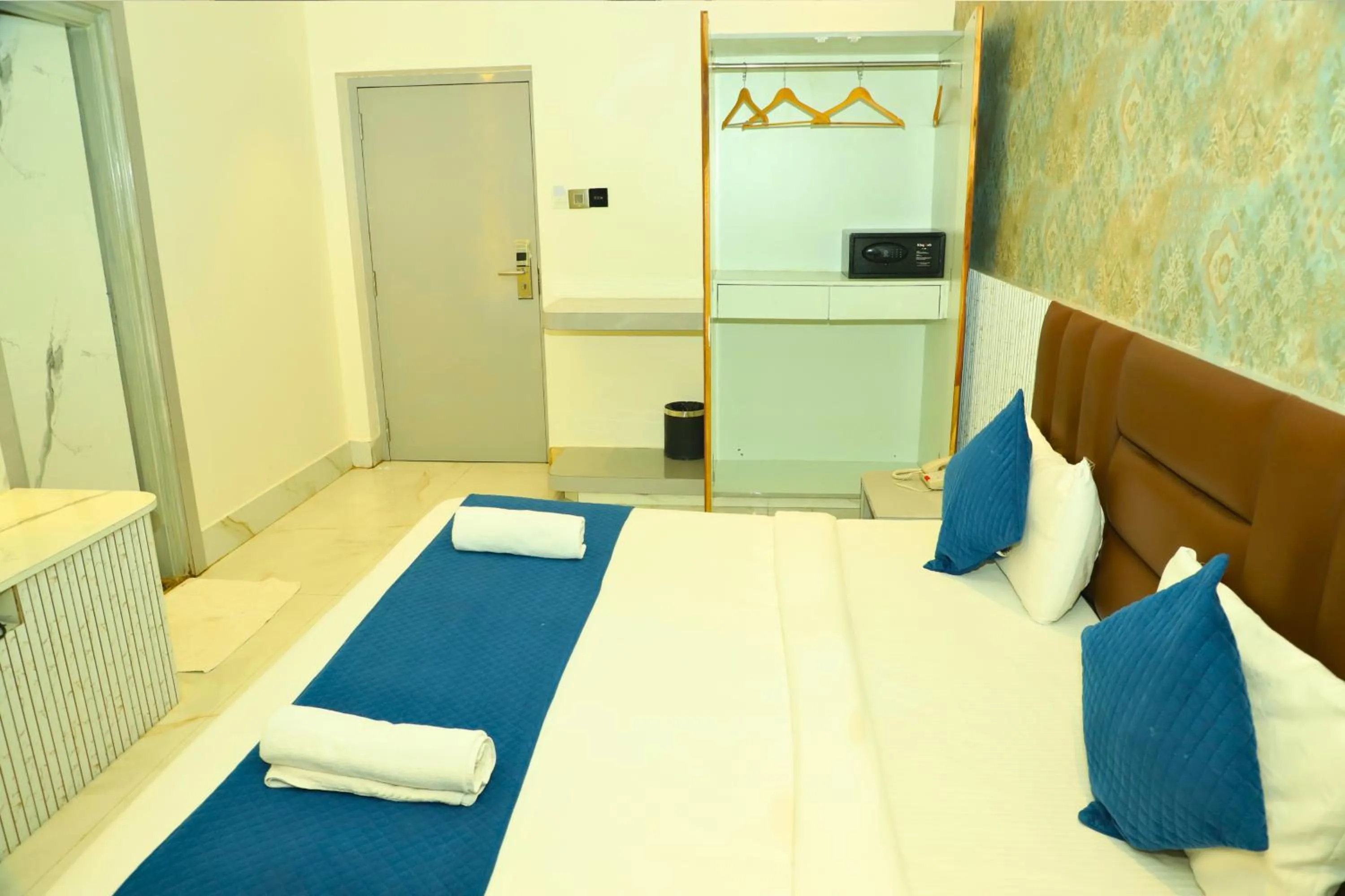 Bed in Hotel Shirdi Park Inn 80 Meters From Sai Samadhi Temple