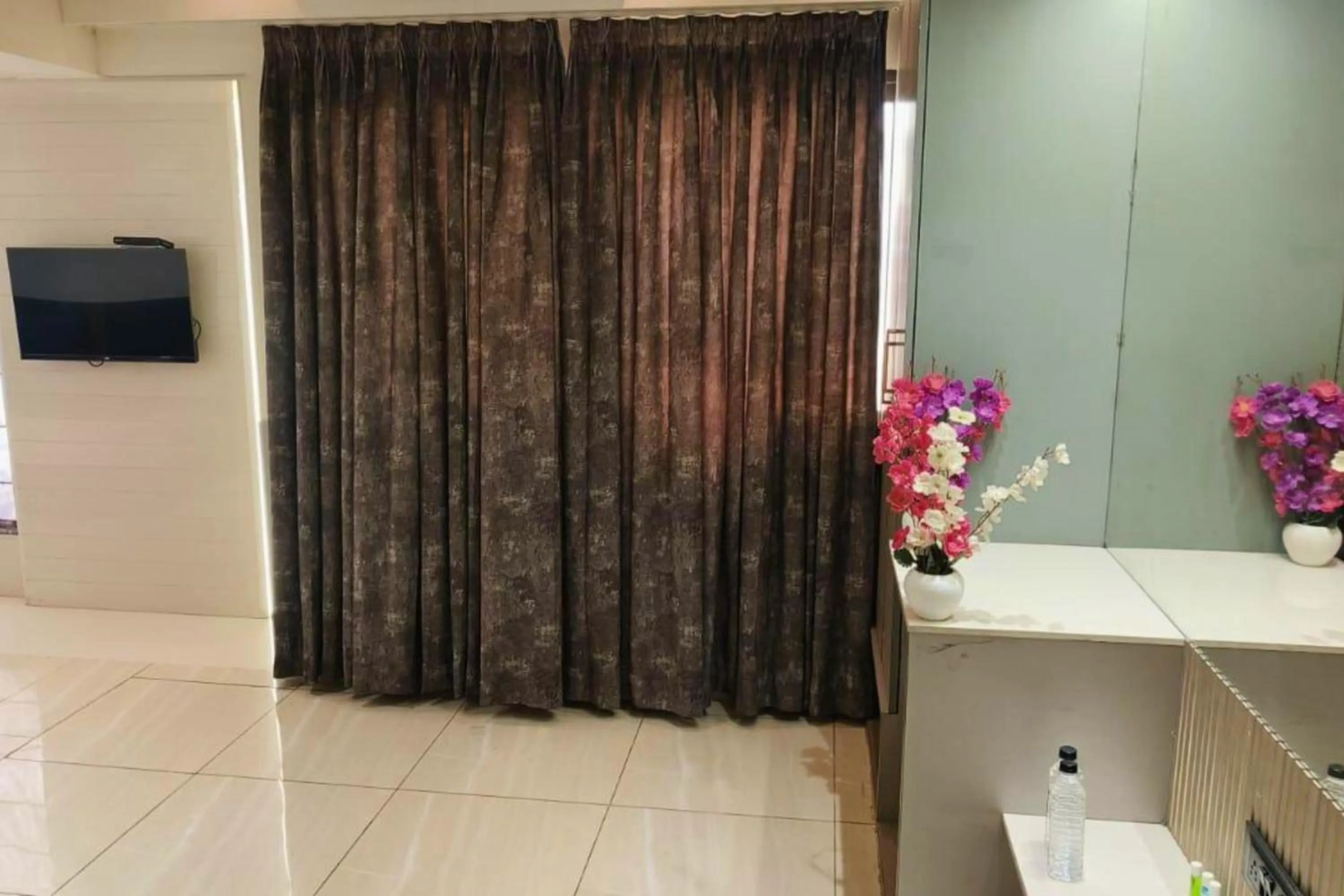 TV and multimedia in Hotel Shirdi Park Inn 80 Meters From Sai Samadhi Temple