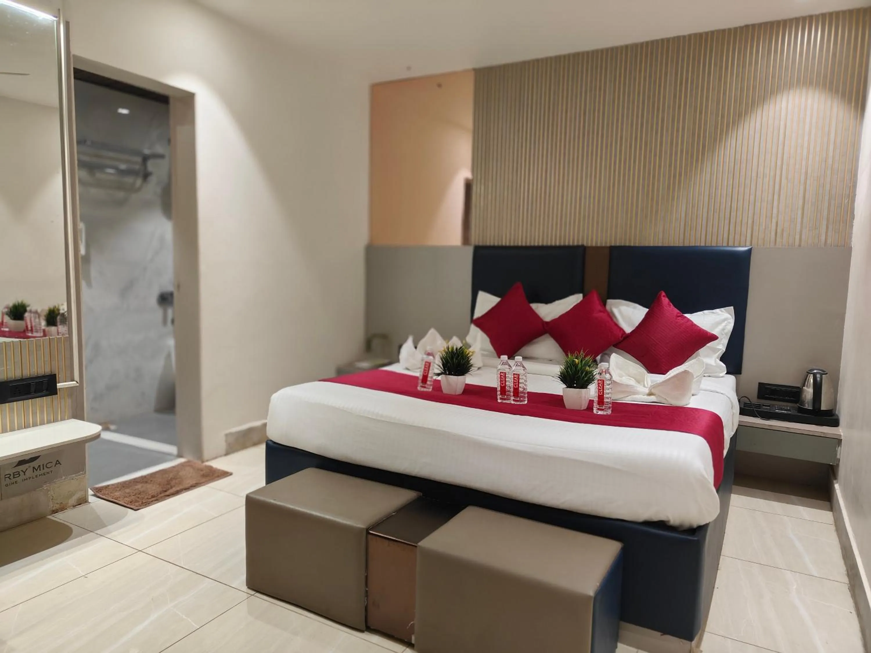 Bed in Hotel Shirdi Park Inn 80 Meters From Sai Samadhi Temple