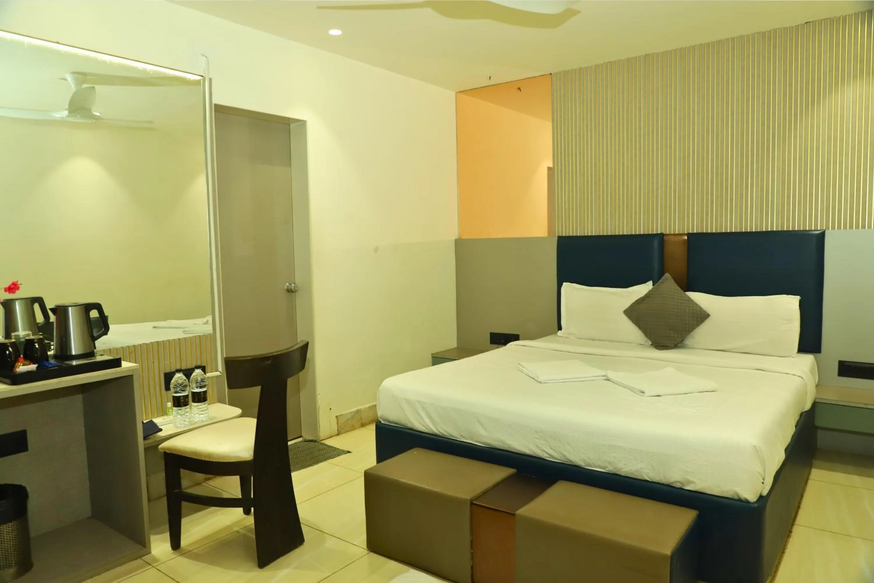 Bed in Hotel Shirdi Park Inn 80 Meters From Sai Samadhi Temple