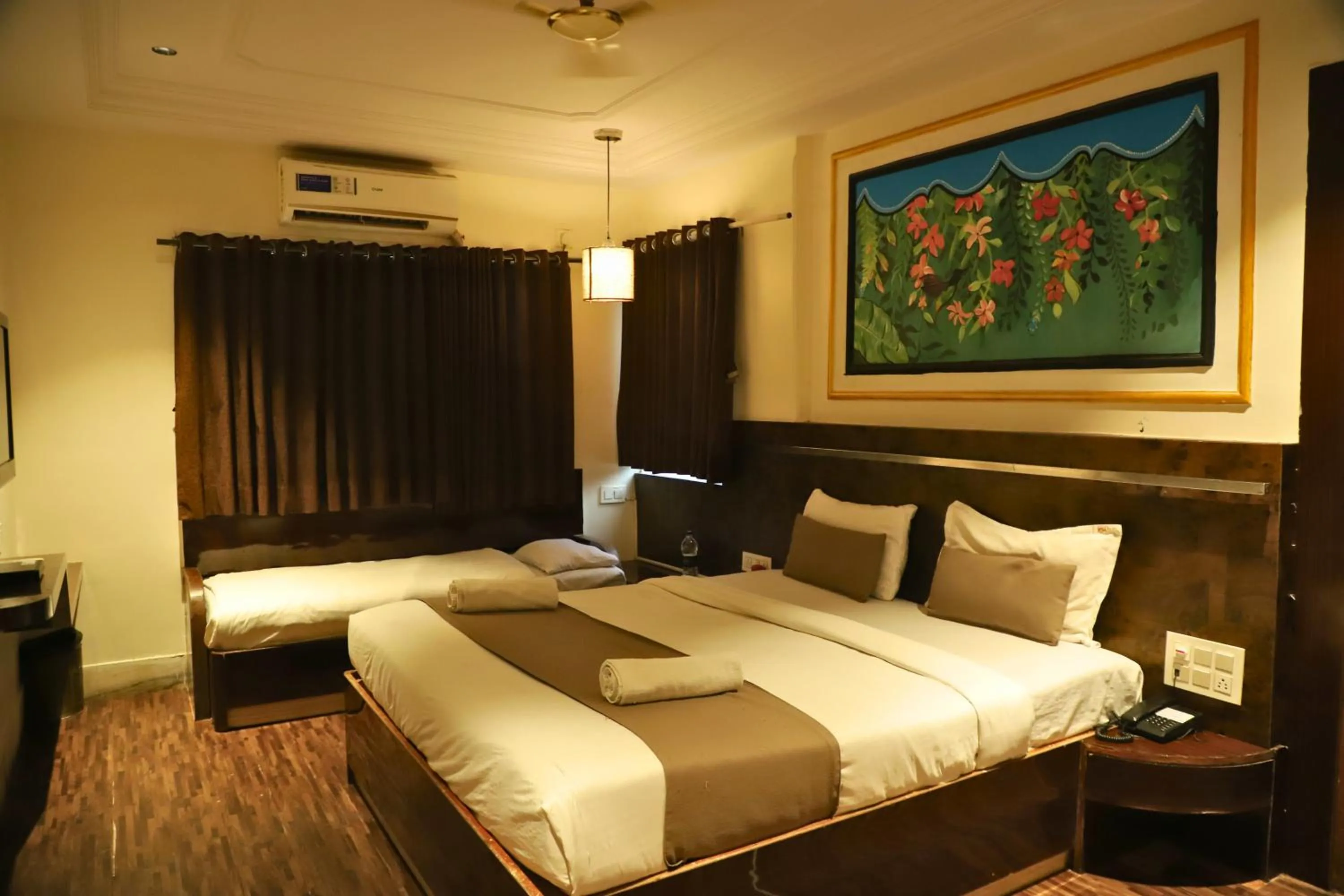 Bed in Hotel Shirdi Park Inn 80 Meters From Sai Samadhi Temple