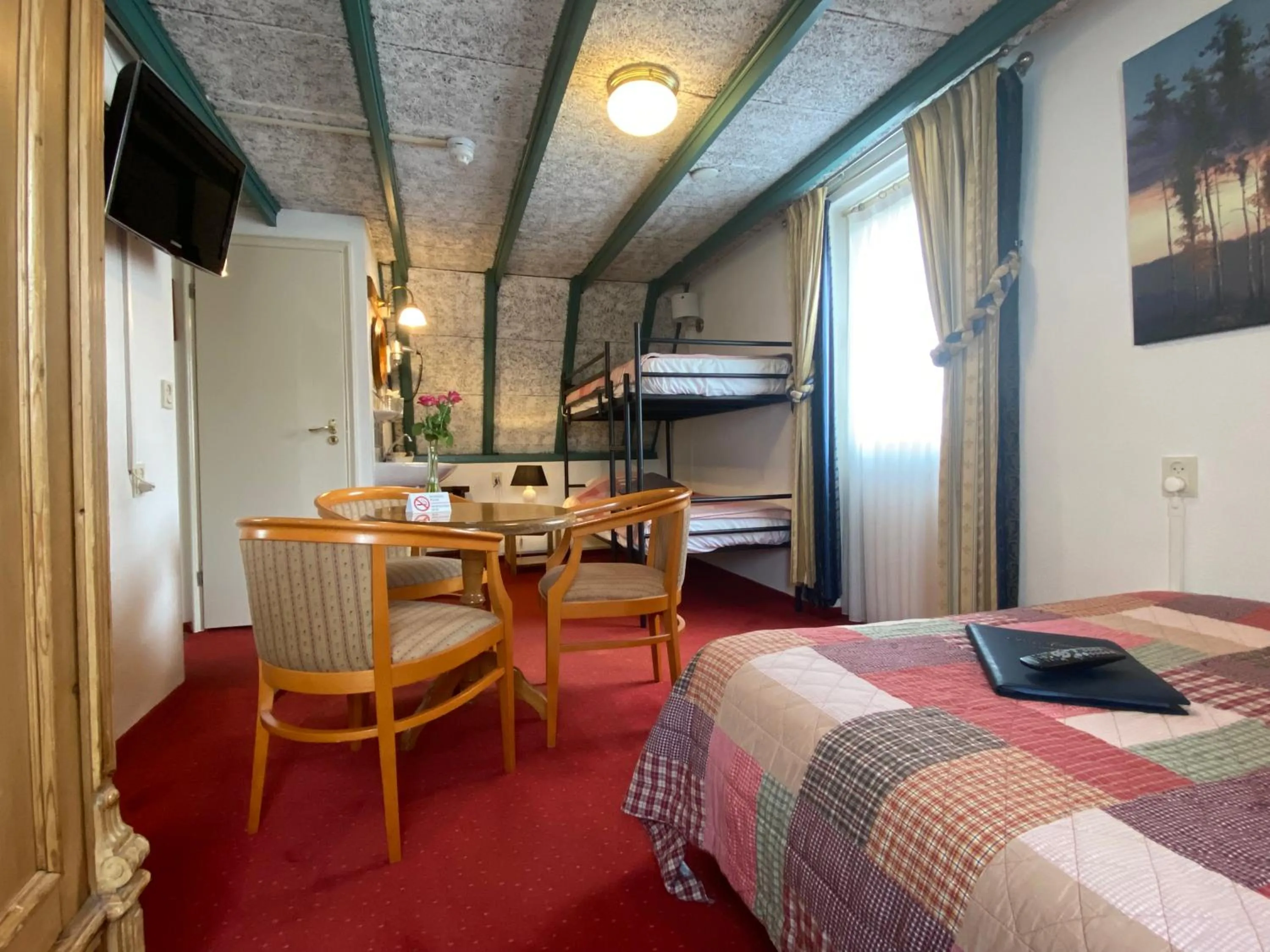 Communal lounge/ TV room, Bed in Hotel & Restaurant De Fortuna