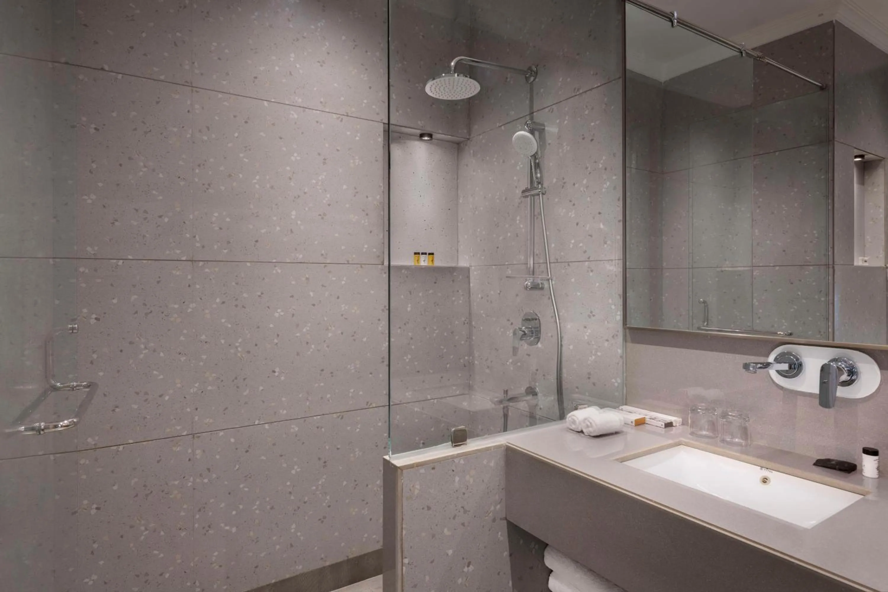 Shower in Jasraj Palace Yavatmal Hotel, a member of Radisson Individuals