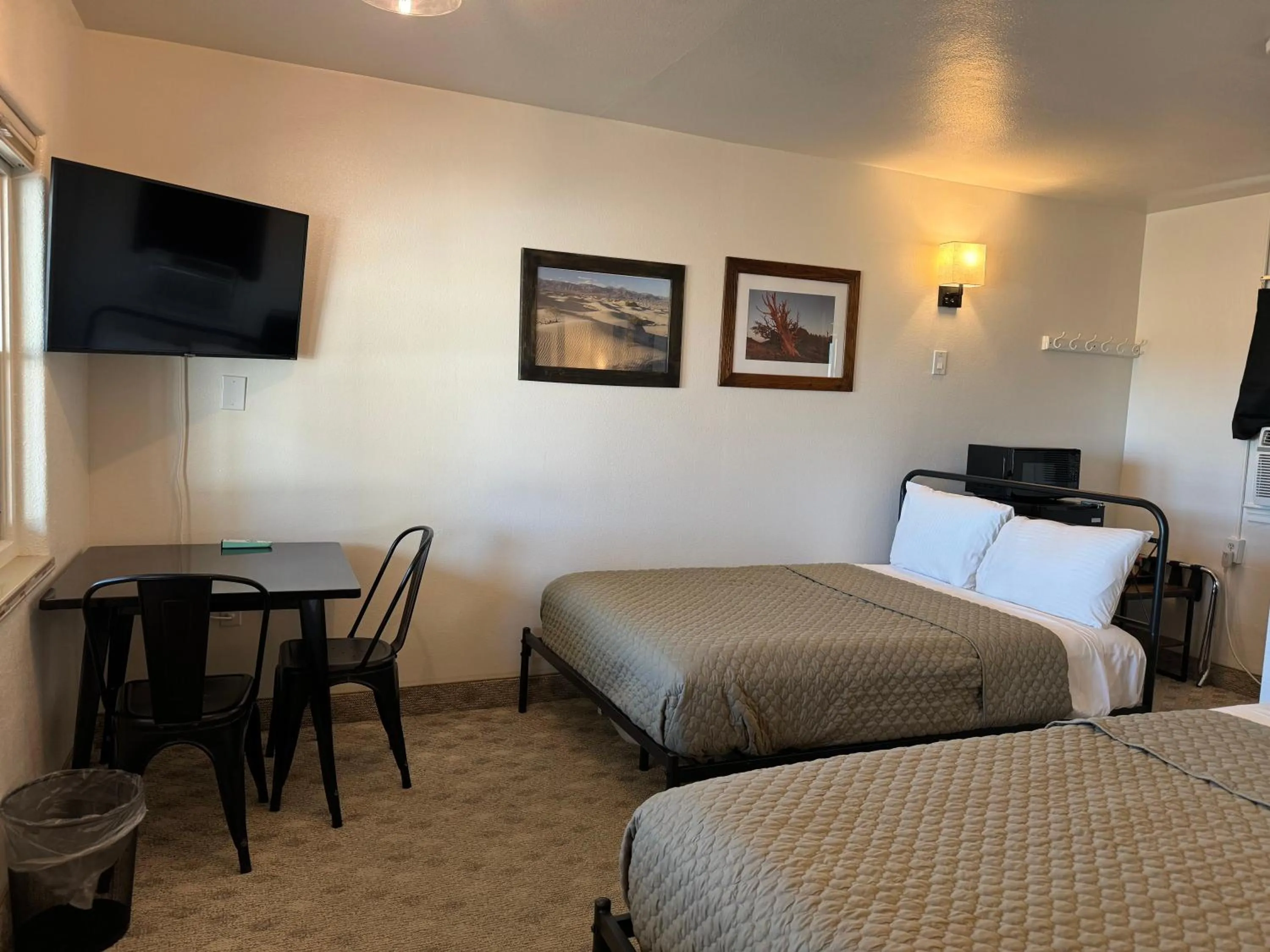 Bed in Eastern Sierra Motor Lodge