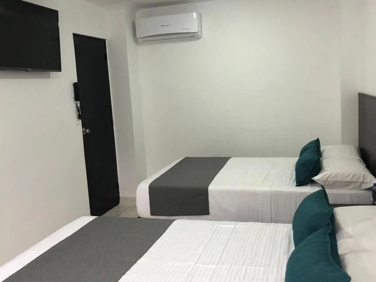 Bed in Hotel Mar Inn Cali