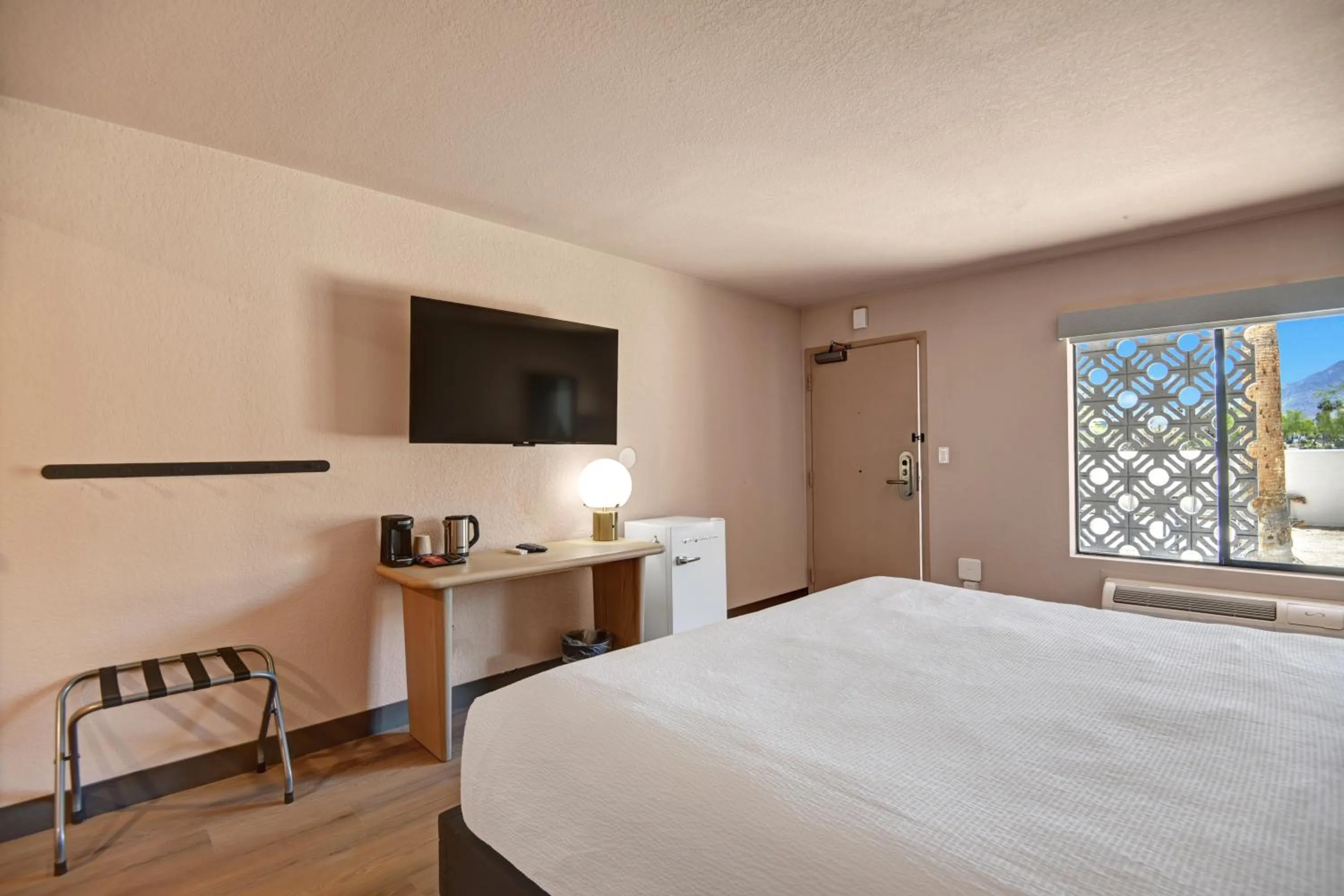 Bed in The Dunes Hotel (Palm Springs)