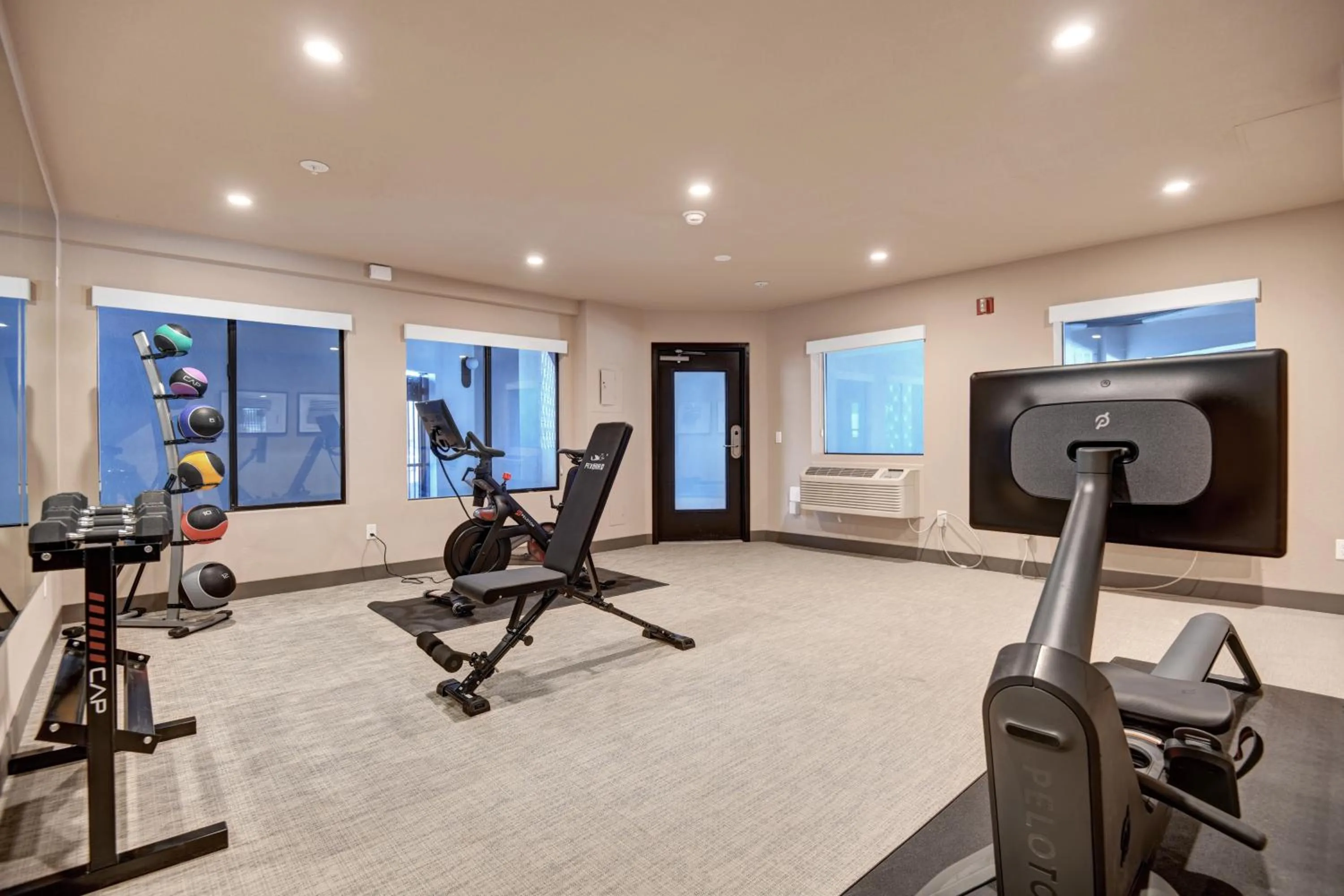 Fitness centre/facilities in The Dunes Hotel (Palm Springs)