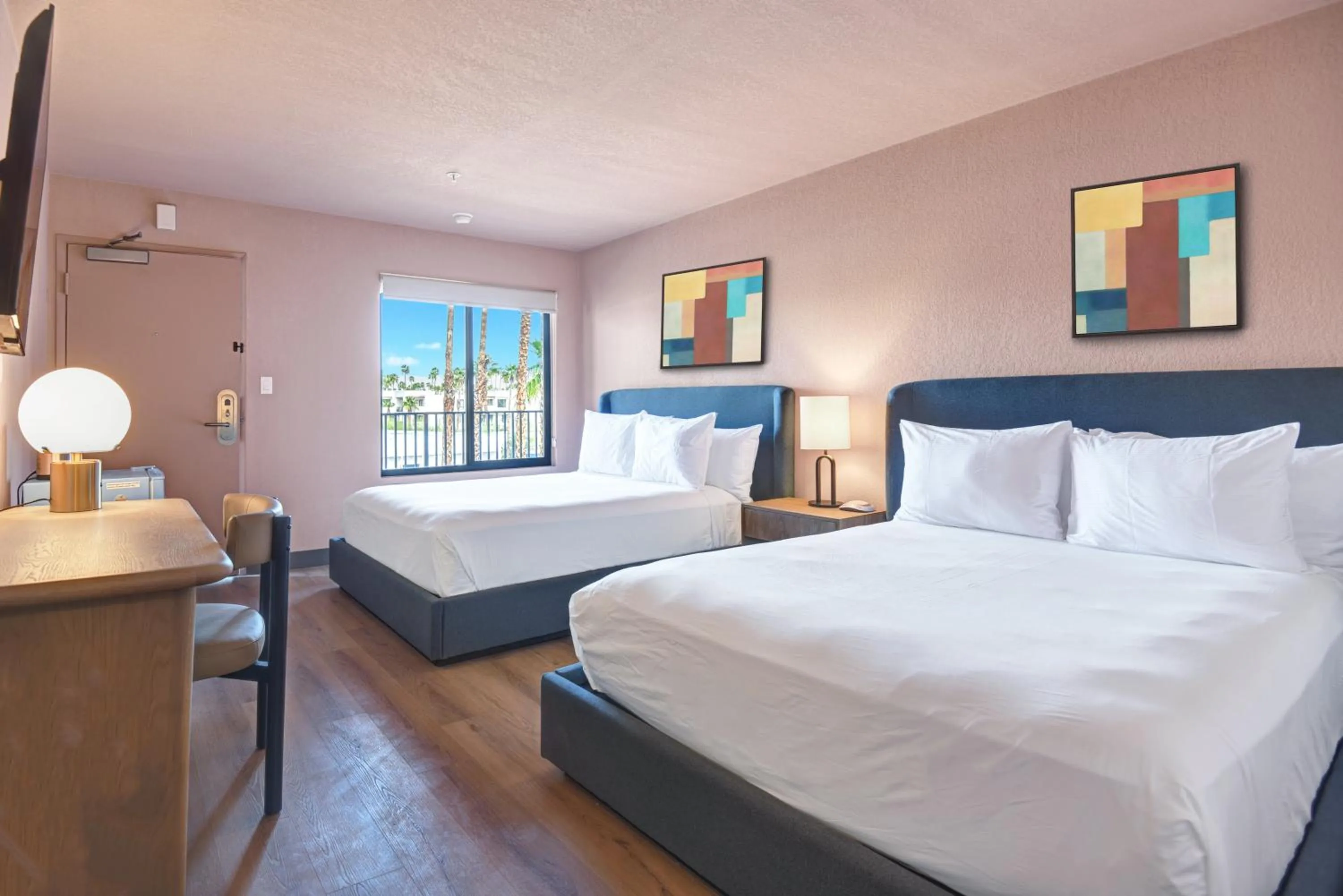 Bed in The Dunes Hotel (Palm Springs)