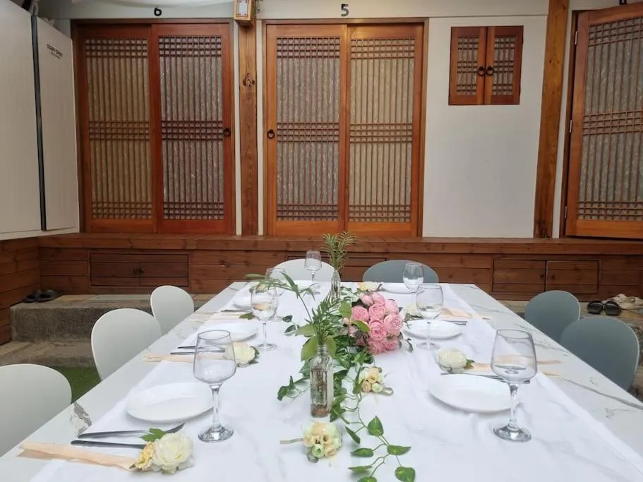 Property building in Bibimbap Hanok Guesthouse Gyeongbokgung