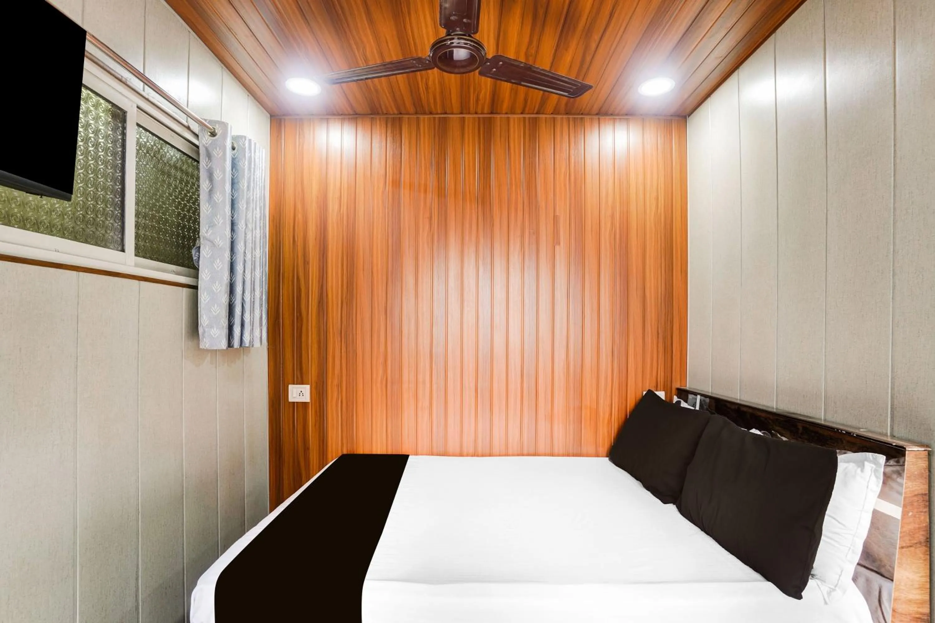 Bedroom, Bed in Super Hotel O Ulhasnagar Railway Junction Formerly Garden Inn
