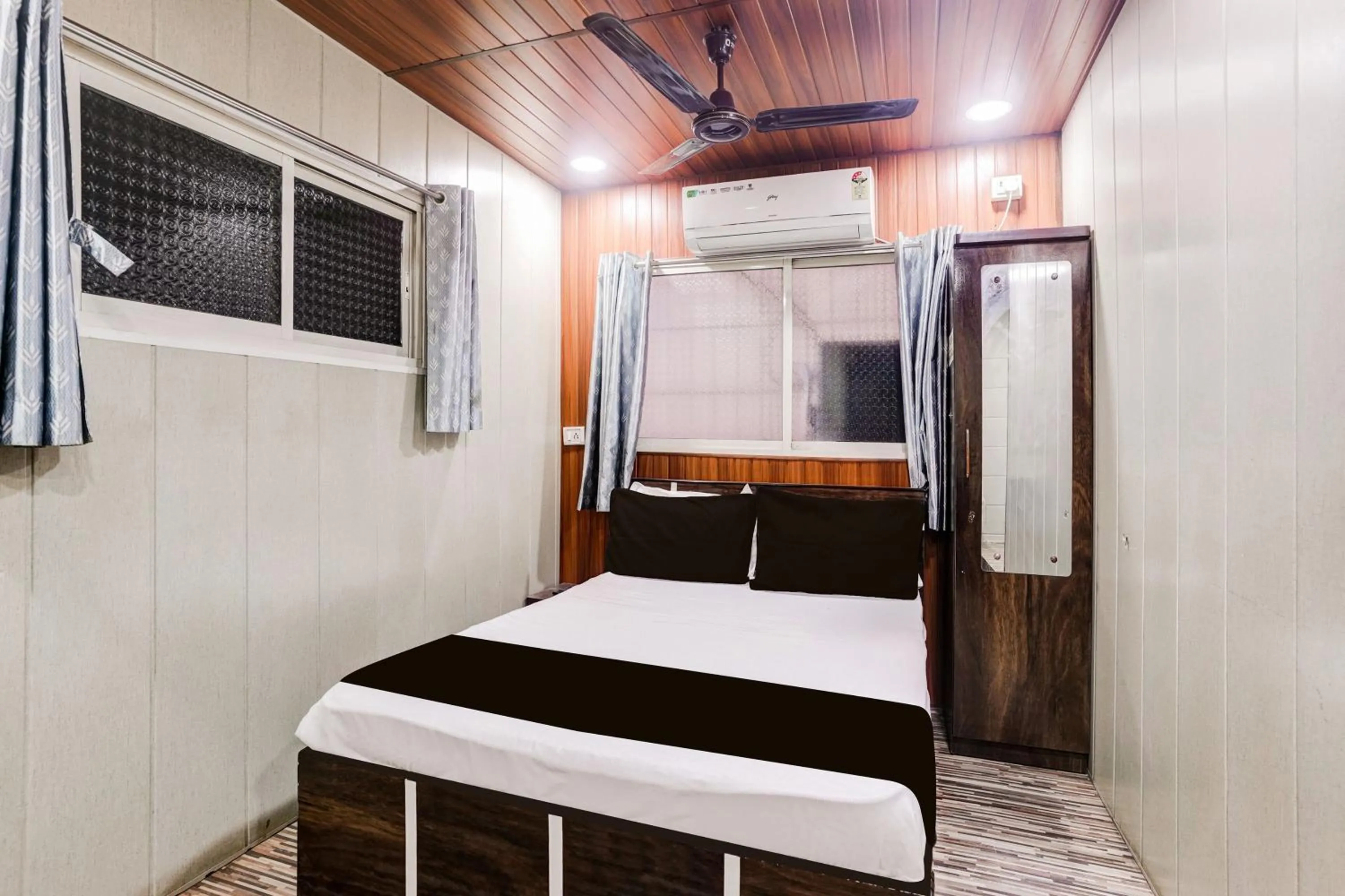 Bedroom, Bed in Super Hotel O Ulhasnagar Railway Junction Formerly Garden Inn
