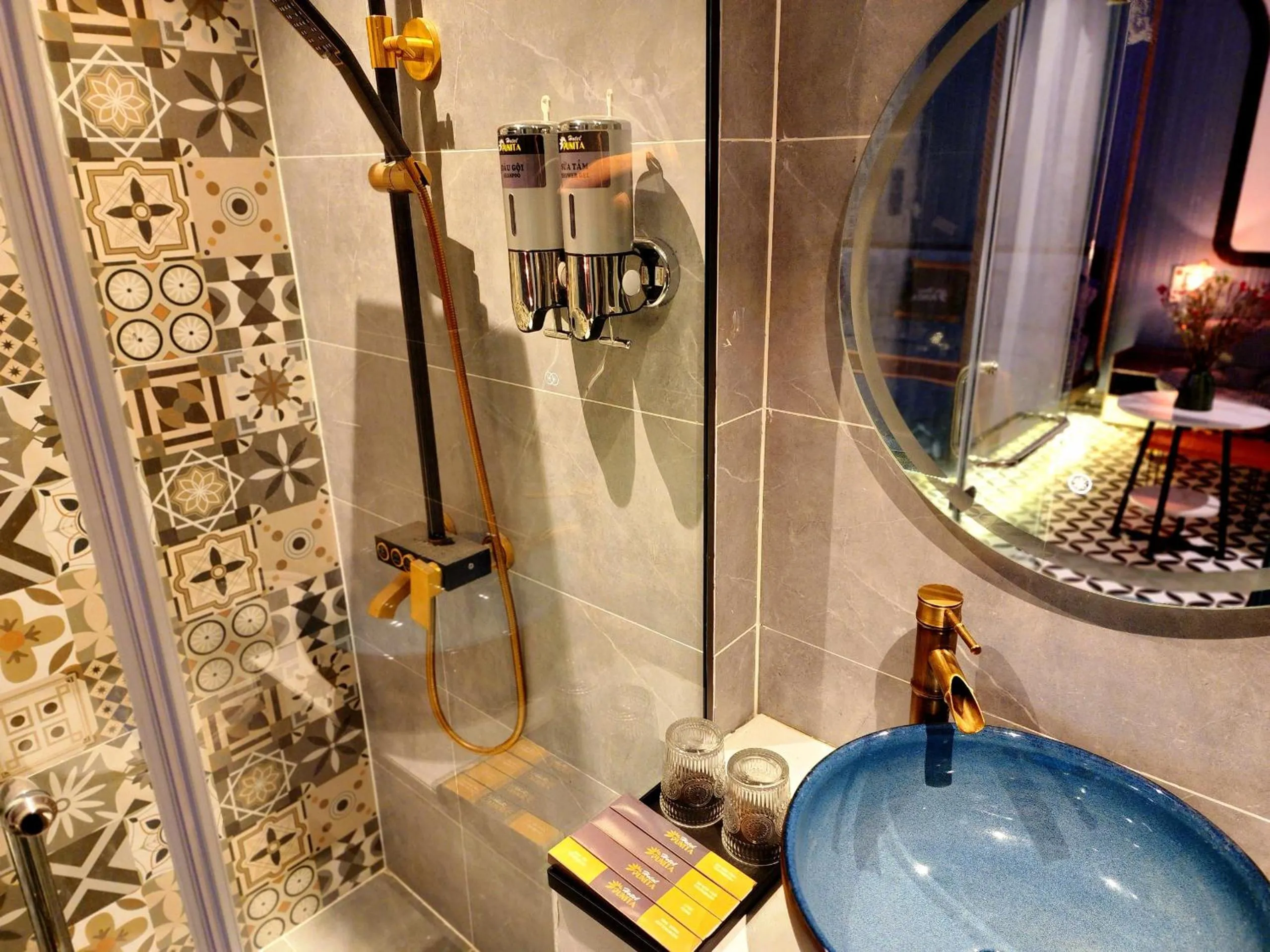 Shower in Punita Hotel