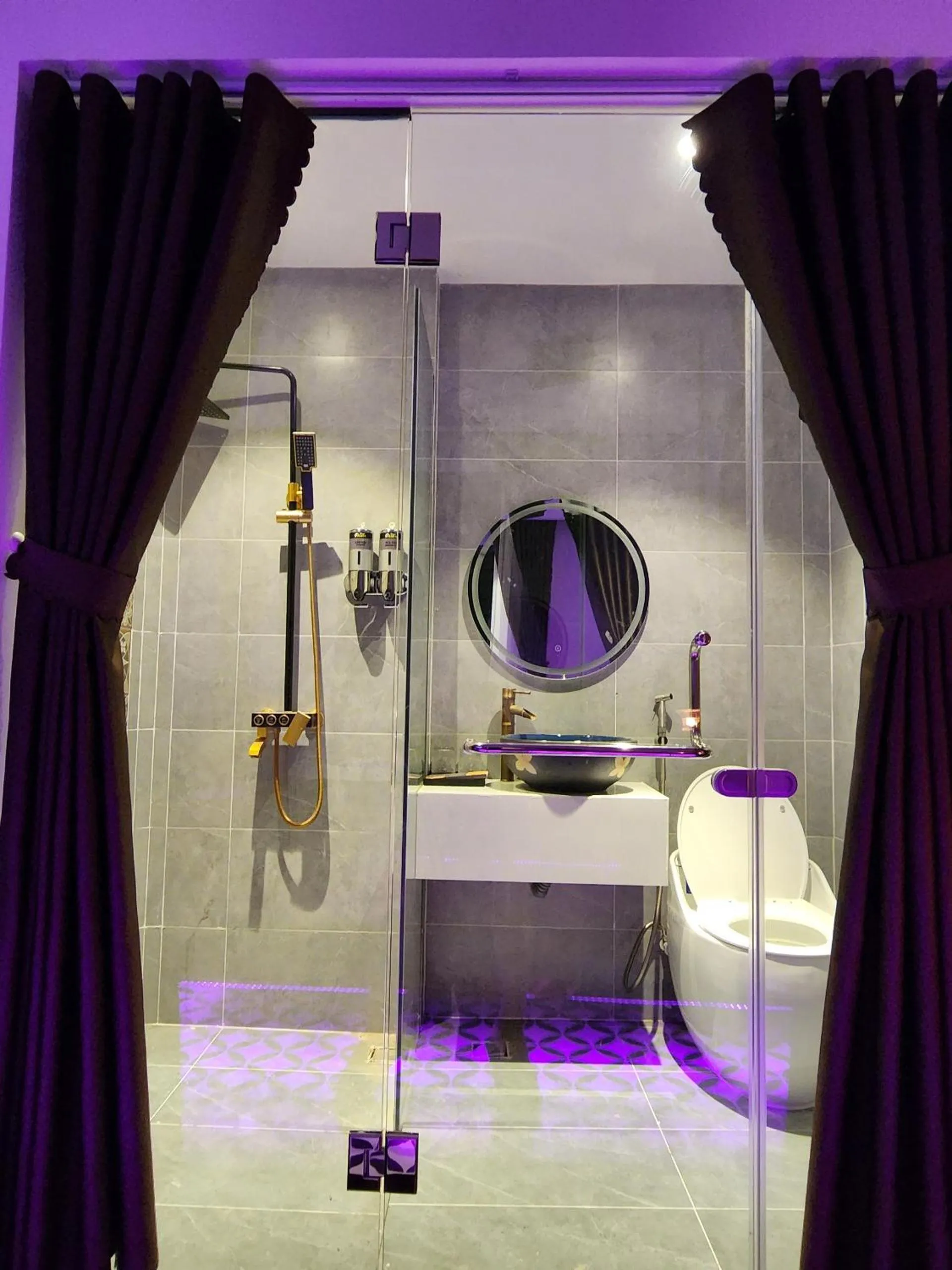 Shower in Punita Hotel