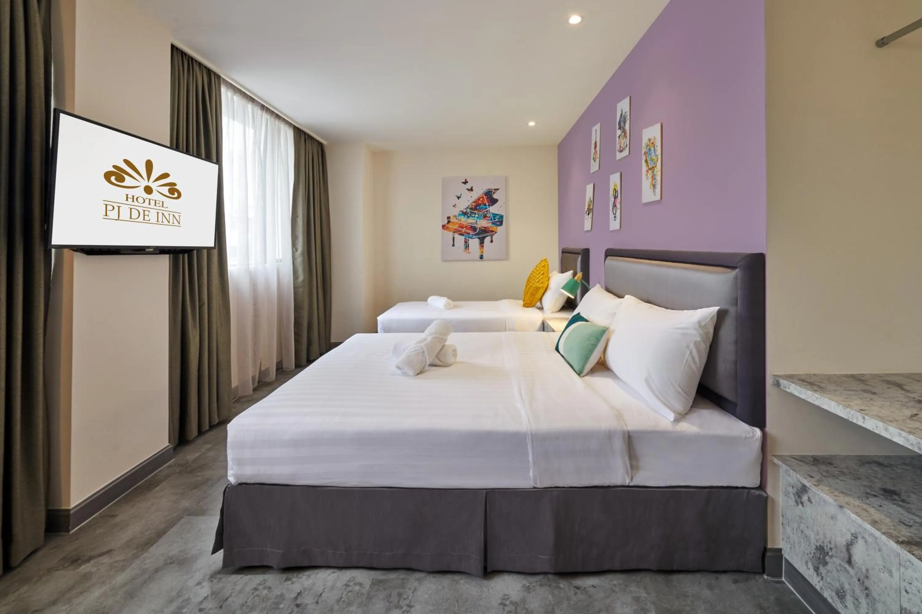 Bed in PJ De Inn Hotel